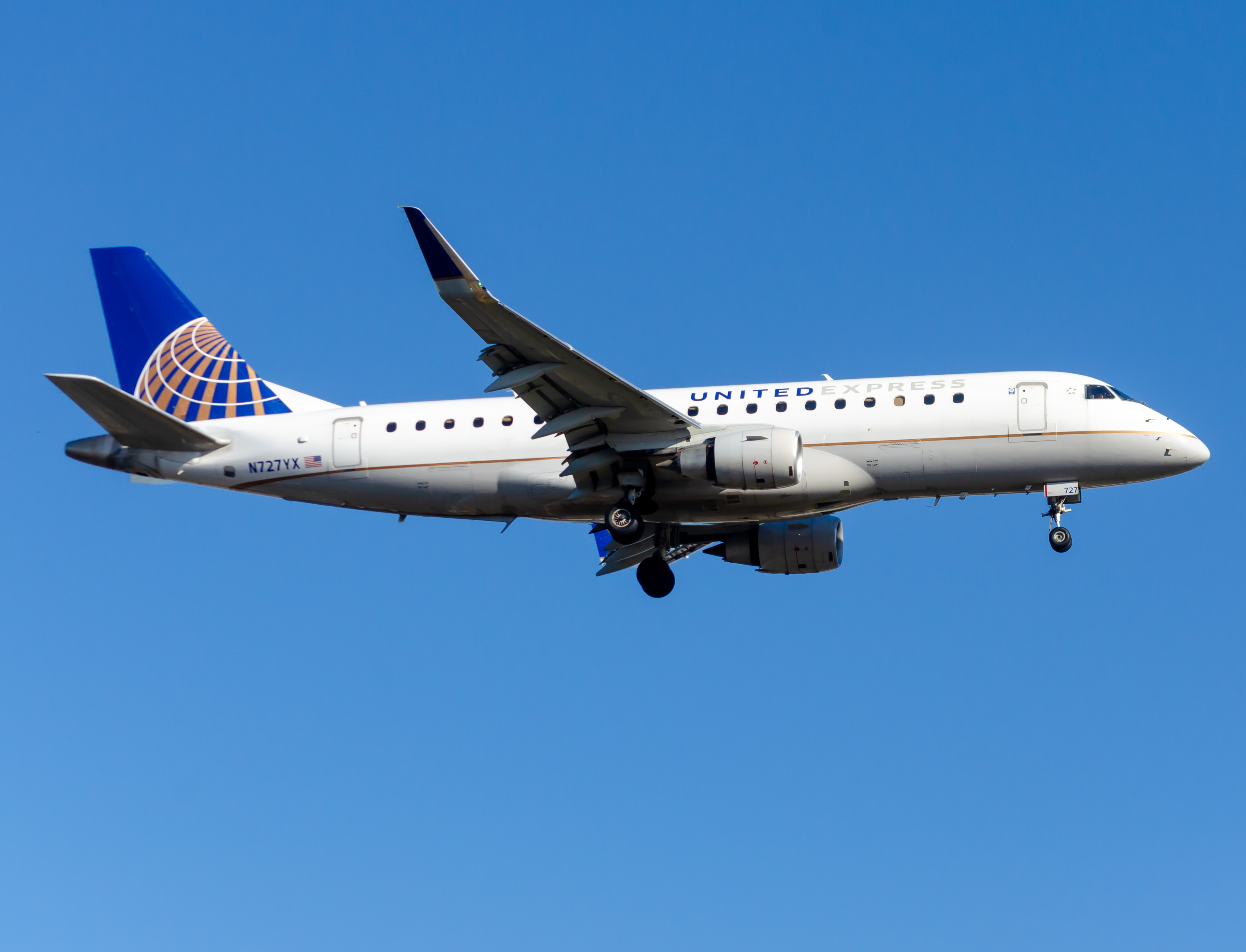 Full size: United Express Embraer E175 N727YX at Newark Liberty International Airport