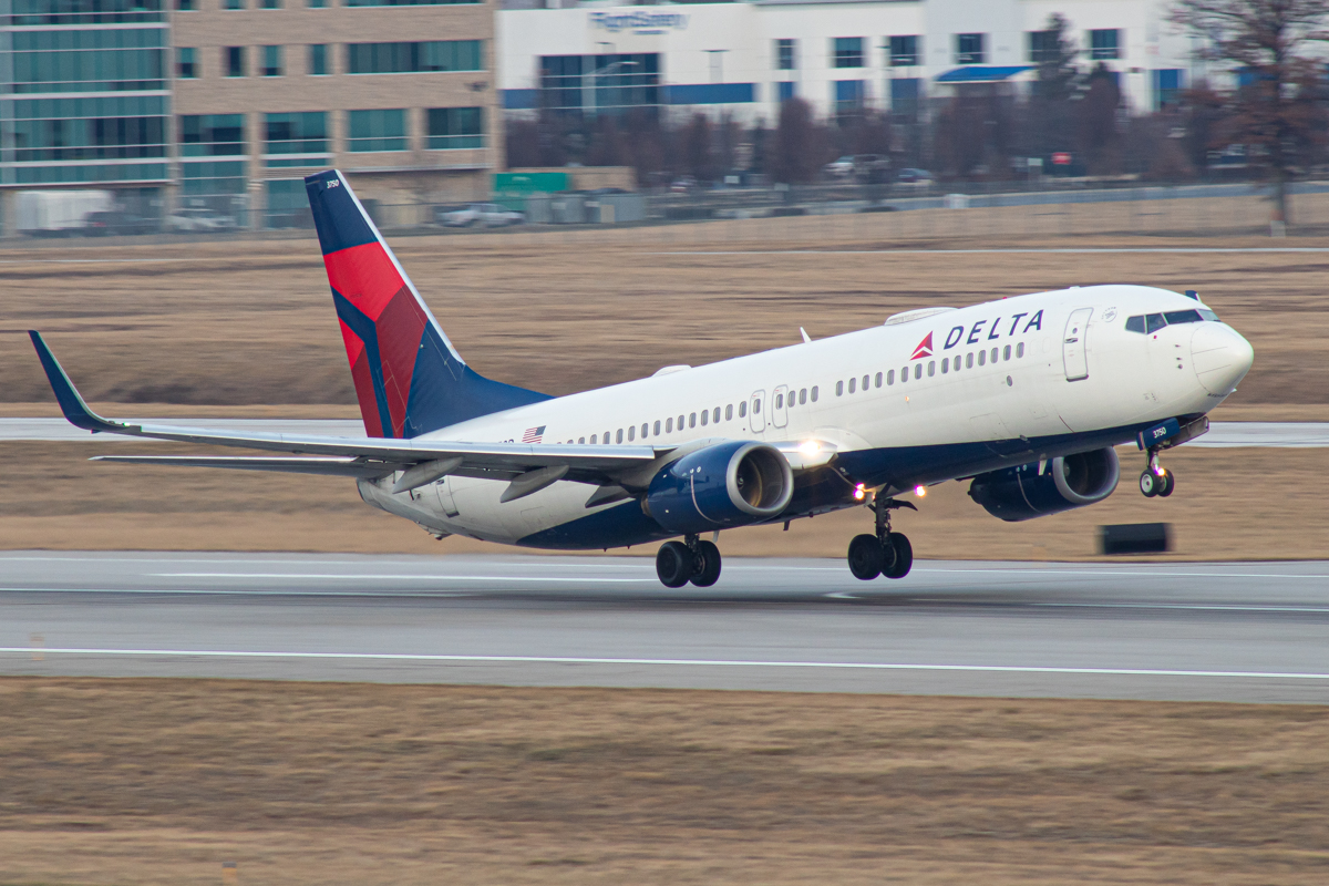 Full size: Delta Airlines Boeing 737-800 N3750D at John Glenn Columbus International Airport