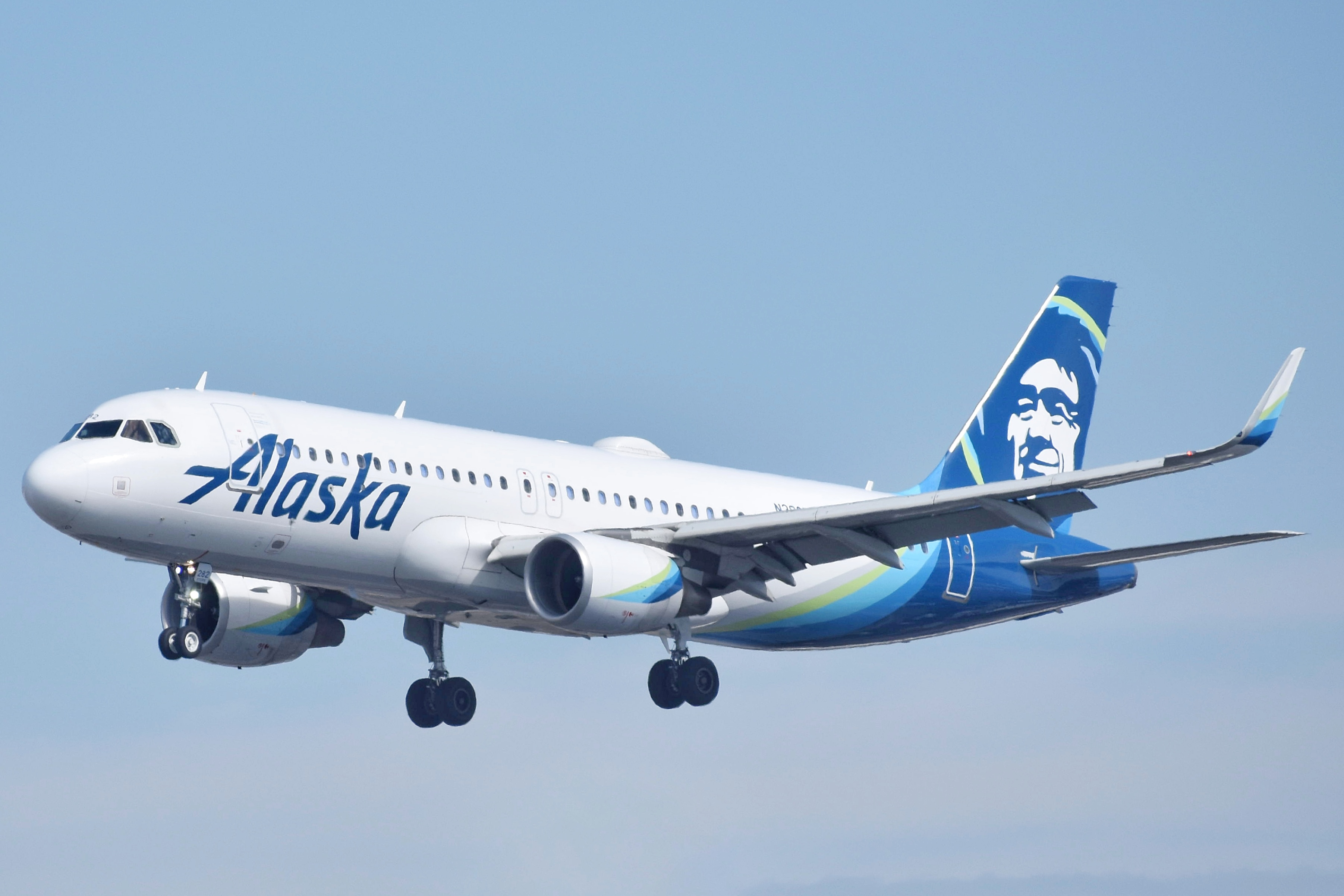 Full size: Alaska Airlines Airbus A320 N282VA at San Diego International Airport