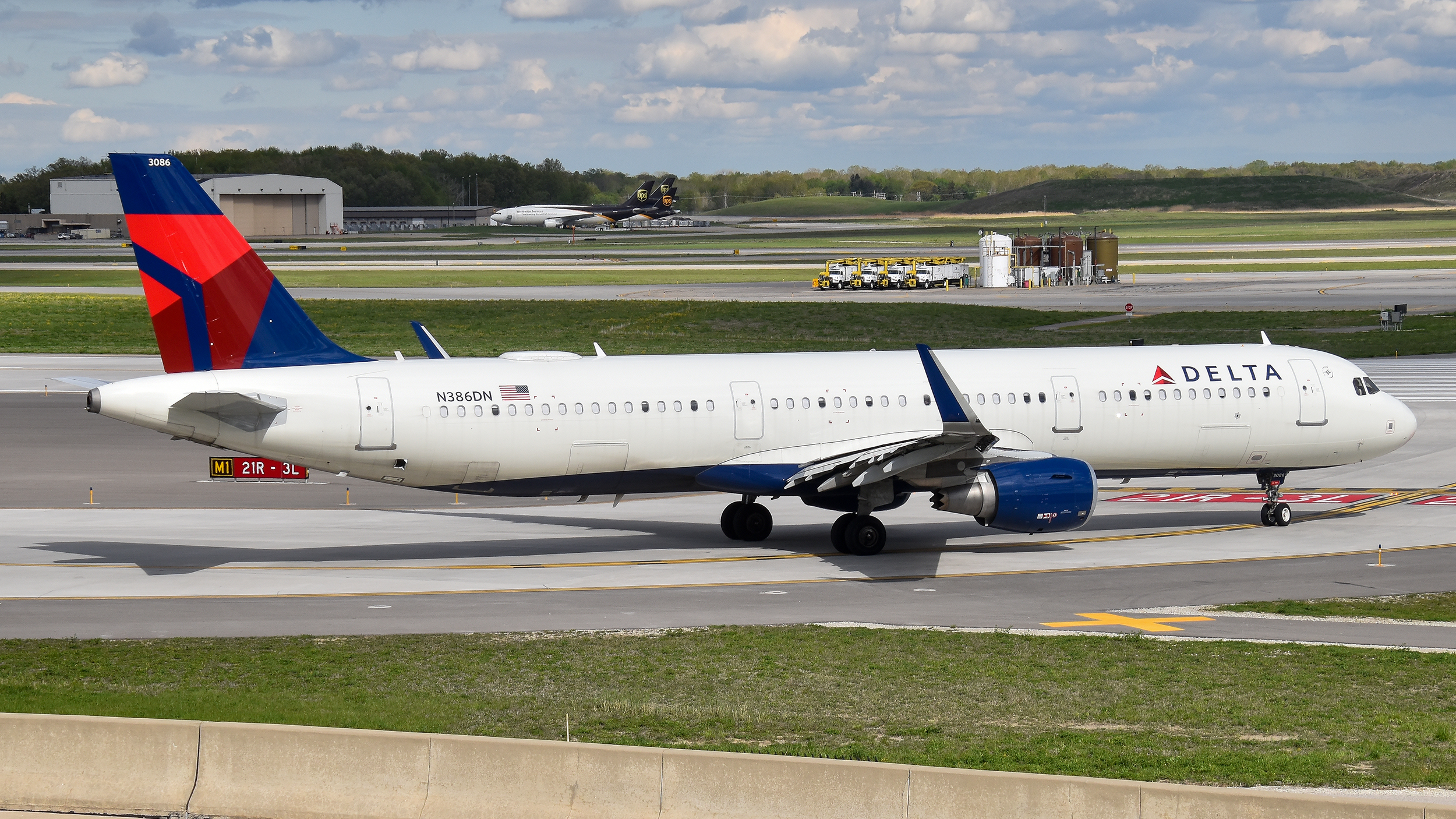 Full size: Delta Airlines Airbus A321-200 N386DN at Detroit Metro Wayne County Airport