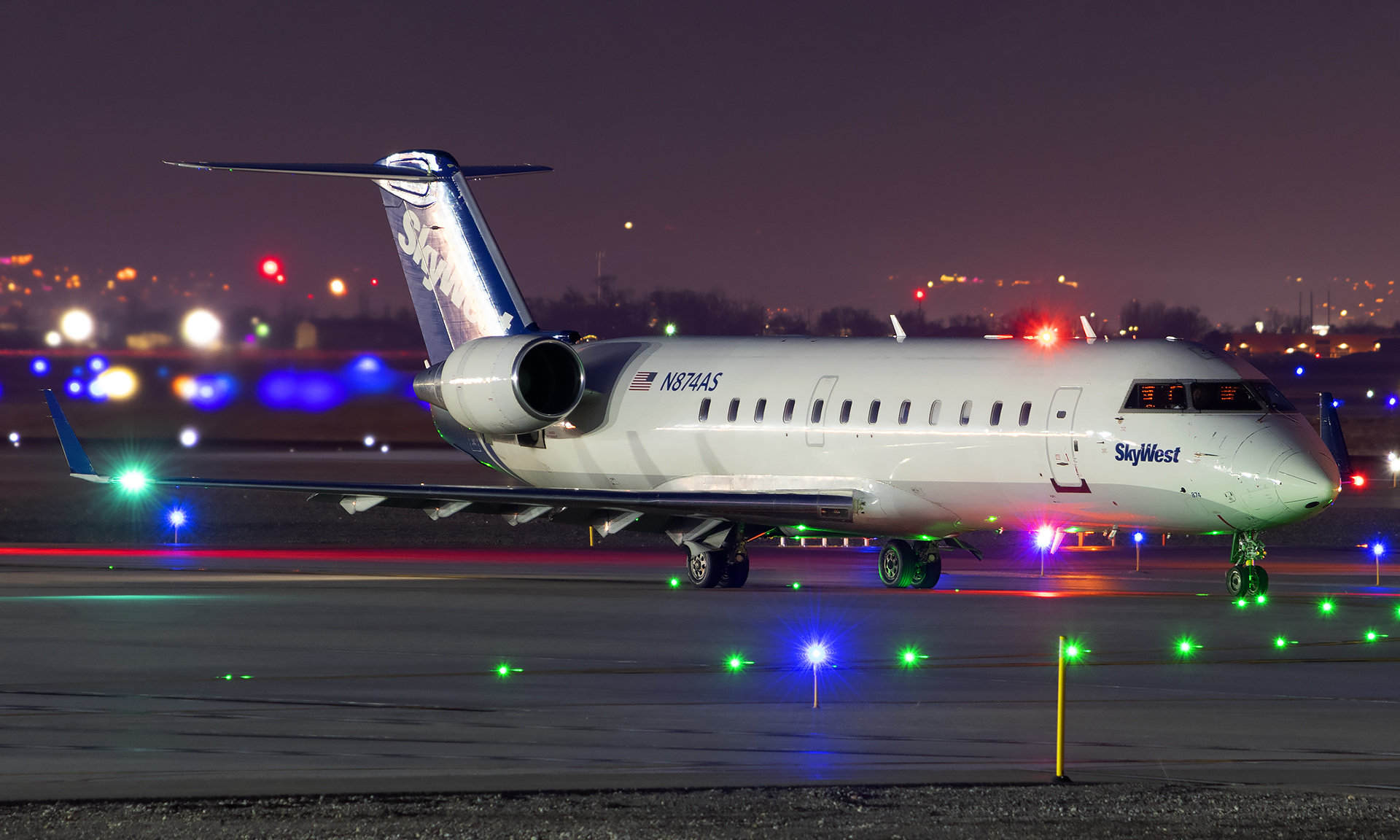 Full size: SkyWest Airlines Mitsubishi CRJ-200 N874AS at Salt Lake City International Airport