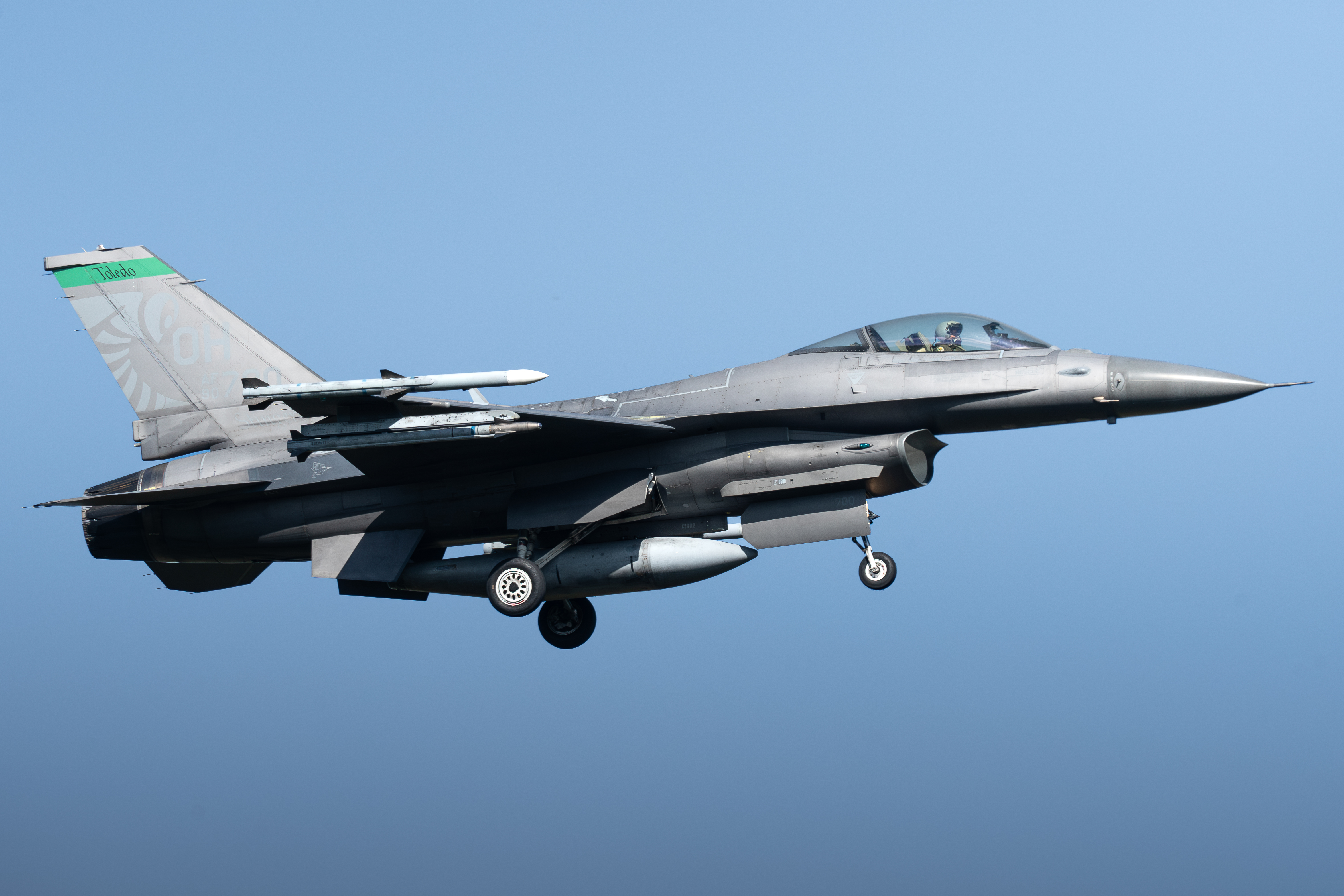 Full size: USAF - United States Air Force General Dynamics F-16 Fighting Falcon 90-0700 at Toledo Express Airport
