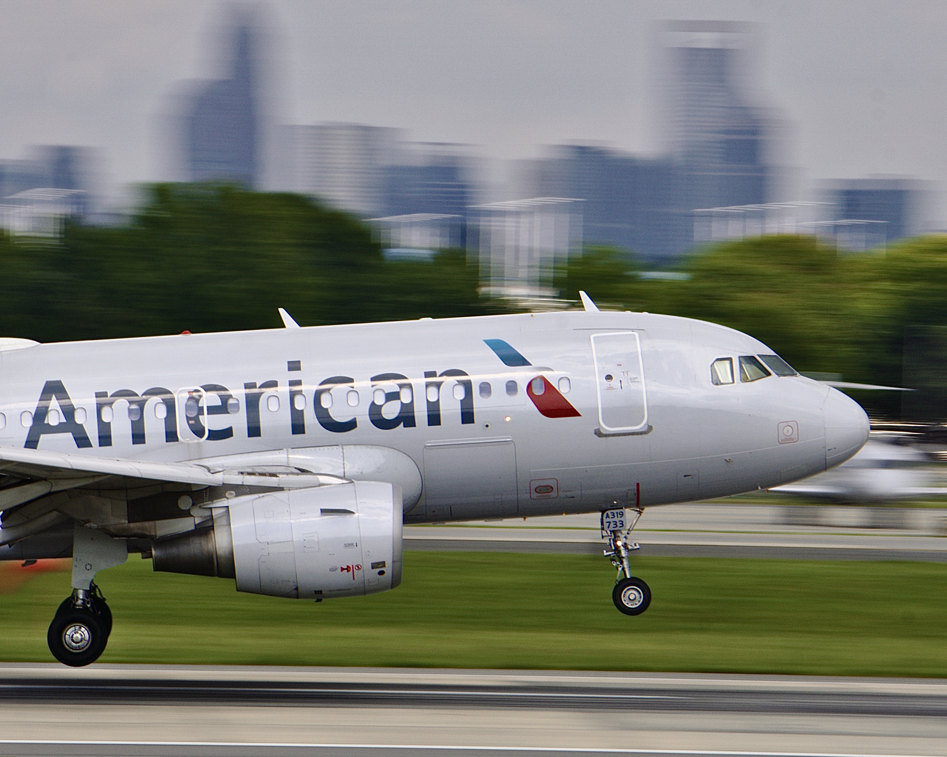 Full size: American Airlines Airbus A319 N733UW at Charlotte/Douglas International Airport