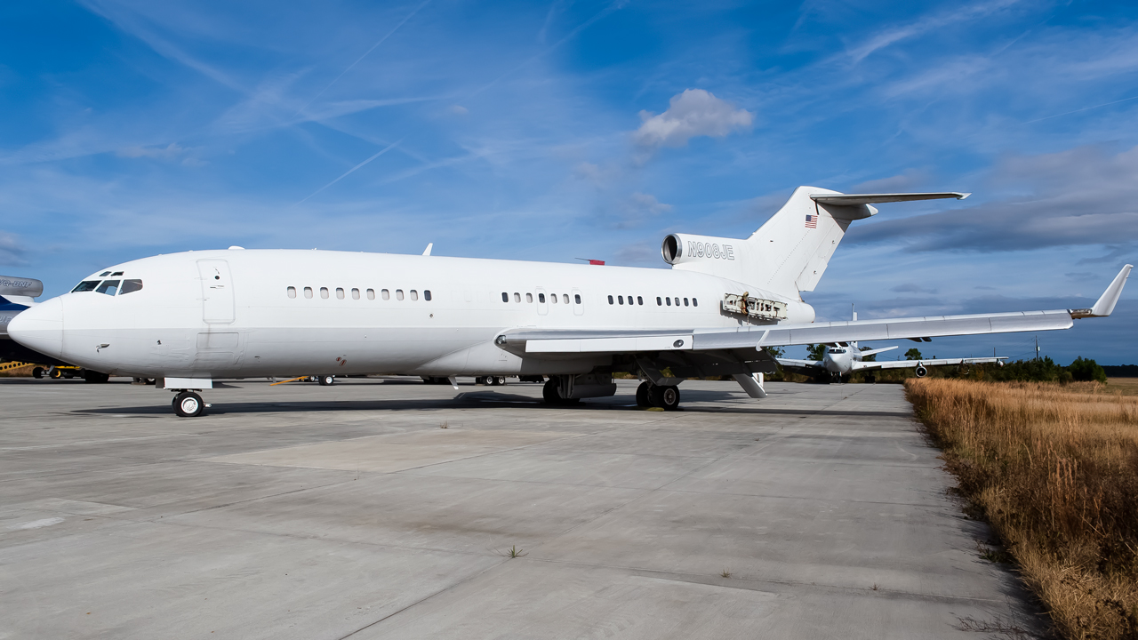 Full size: PRIVATE Boeing 727-100 N908JE at Brunswick Golden Isles Airport
