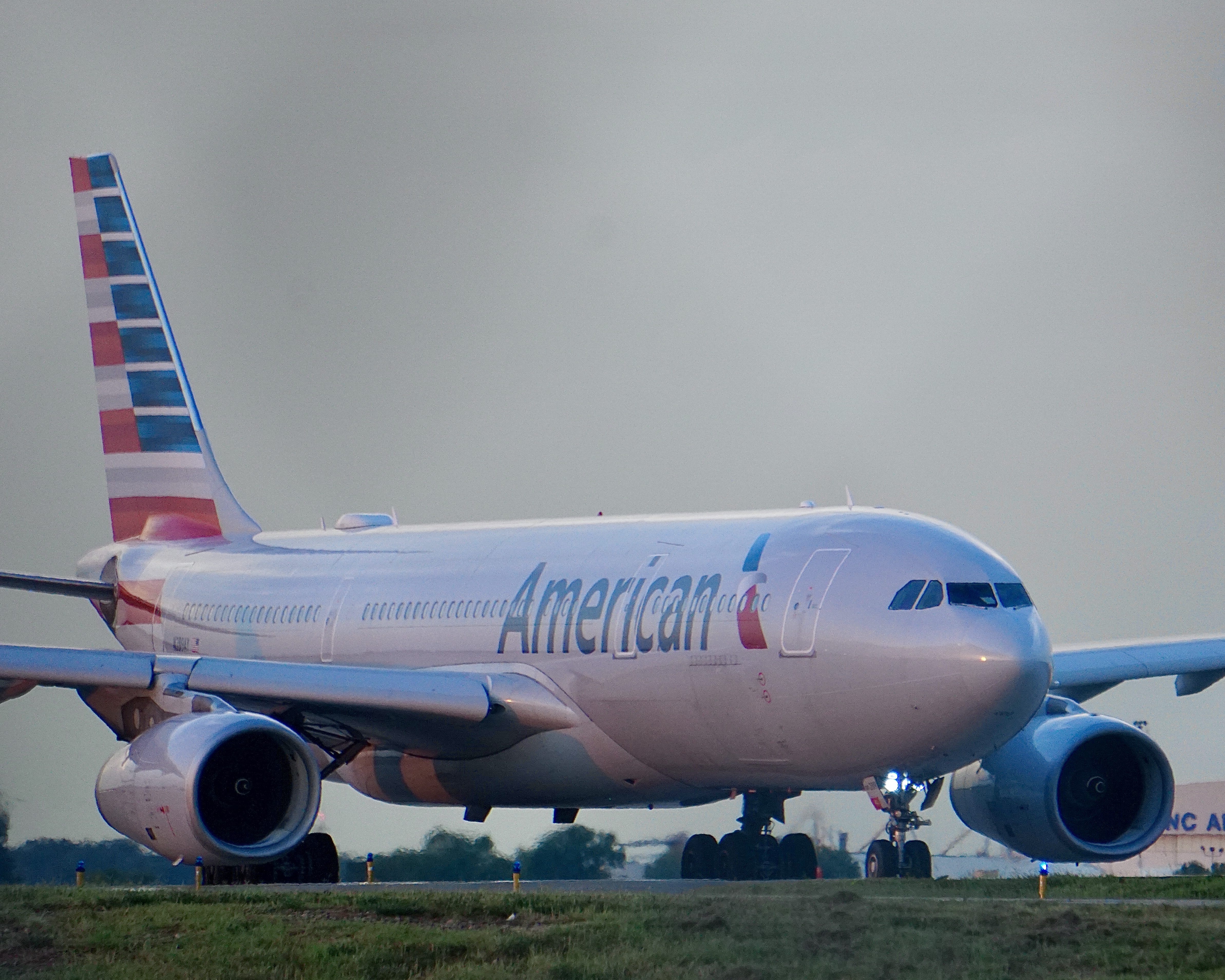 Full size: American Airlines Airbus A330-200 N289AY at Charlotte/Douglas International Airport