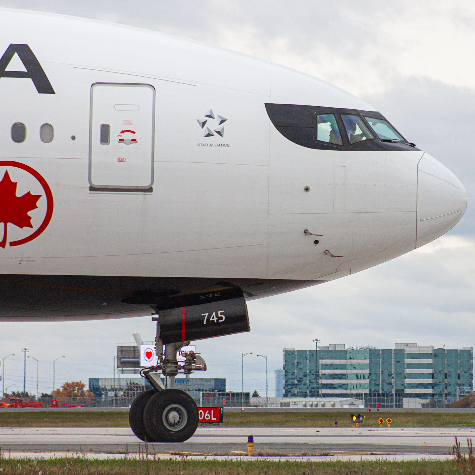 Full size: Air Canada Boeing 777-300ER C-FNNQ at Lester B Pearson International Airport