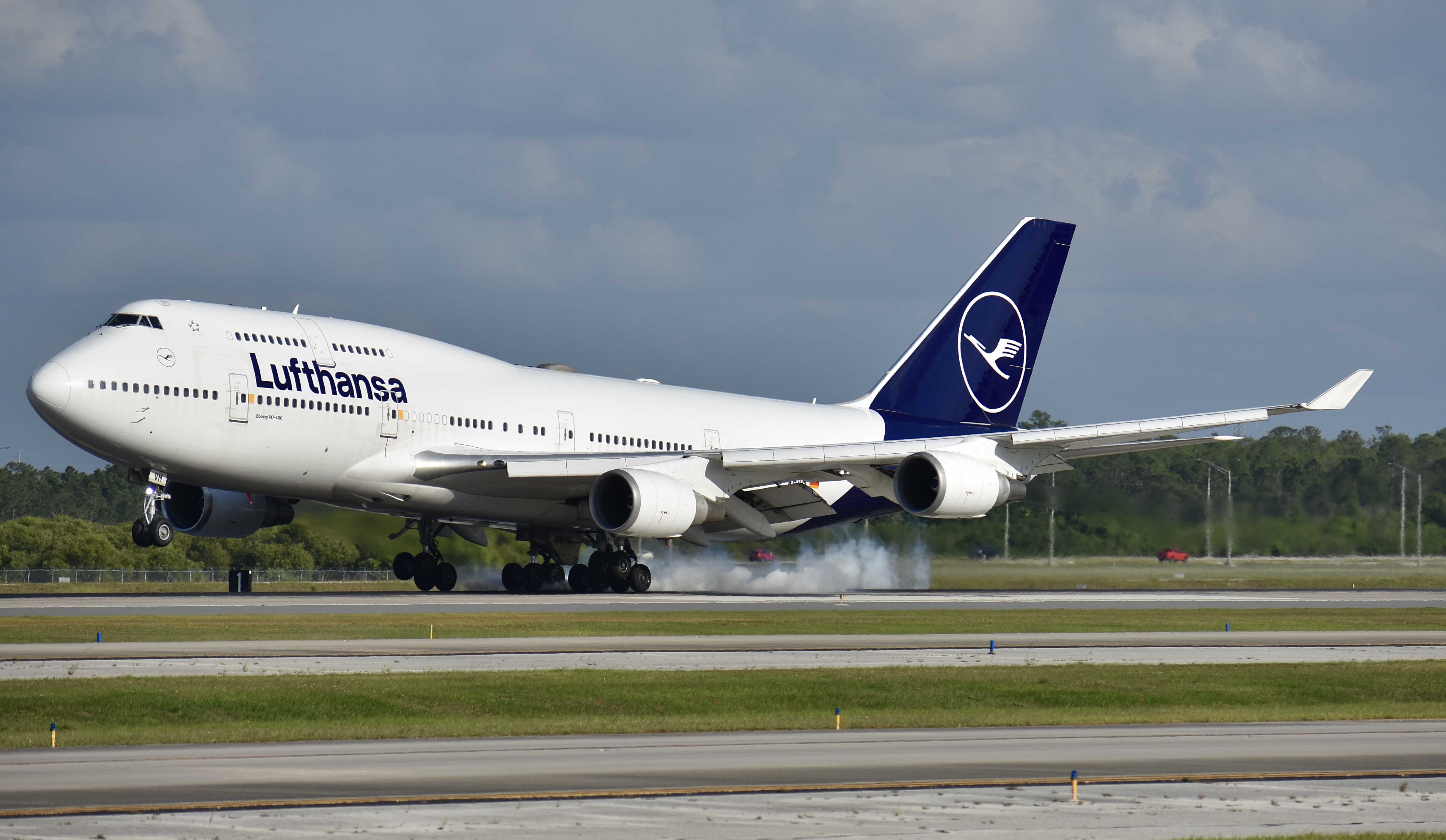 Full size: Lufthansa Boeing 747-400 D-ABVM at Orlando International Airport