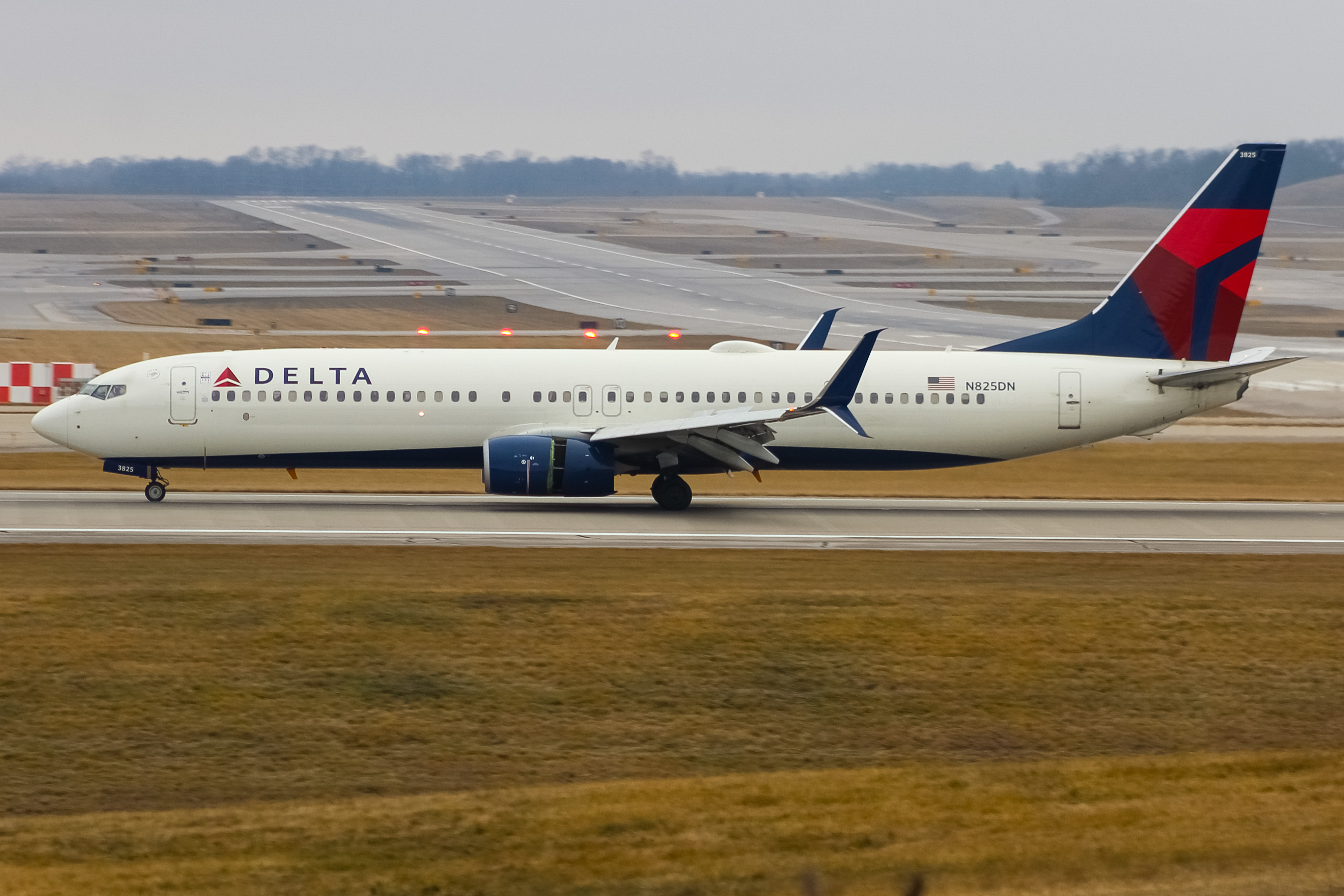 Full size: Delta Airlines Boeing 737-900ER N825DN at Cincinnati/Northern Kentucky International Airport