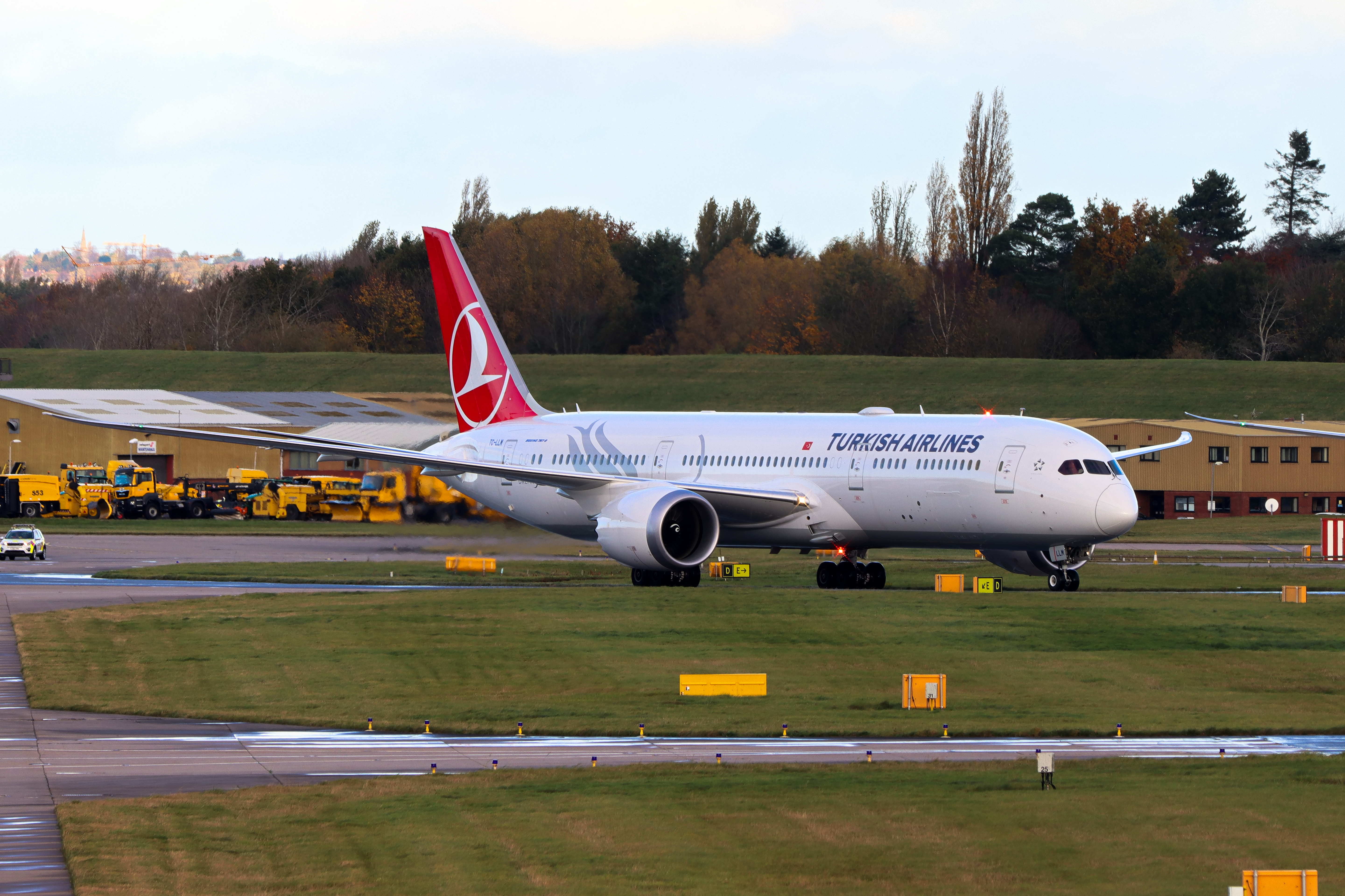 Full size: Turkish Airlines Boeing 787-9 TC-LLM at Birmingham Airport
