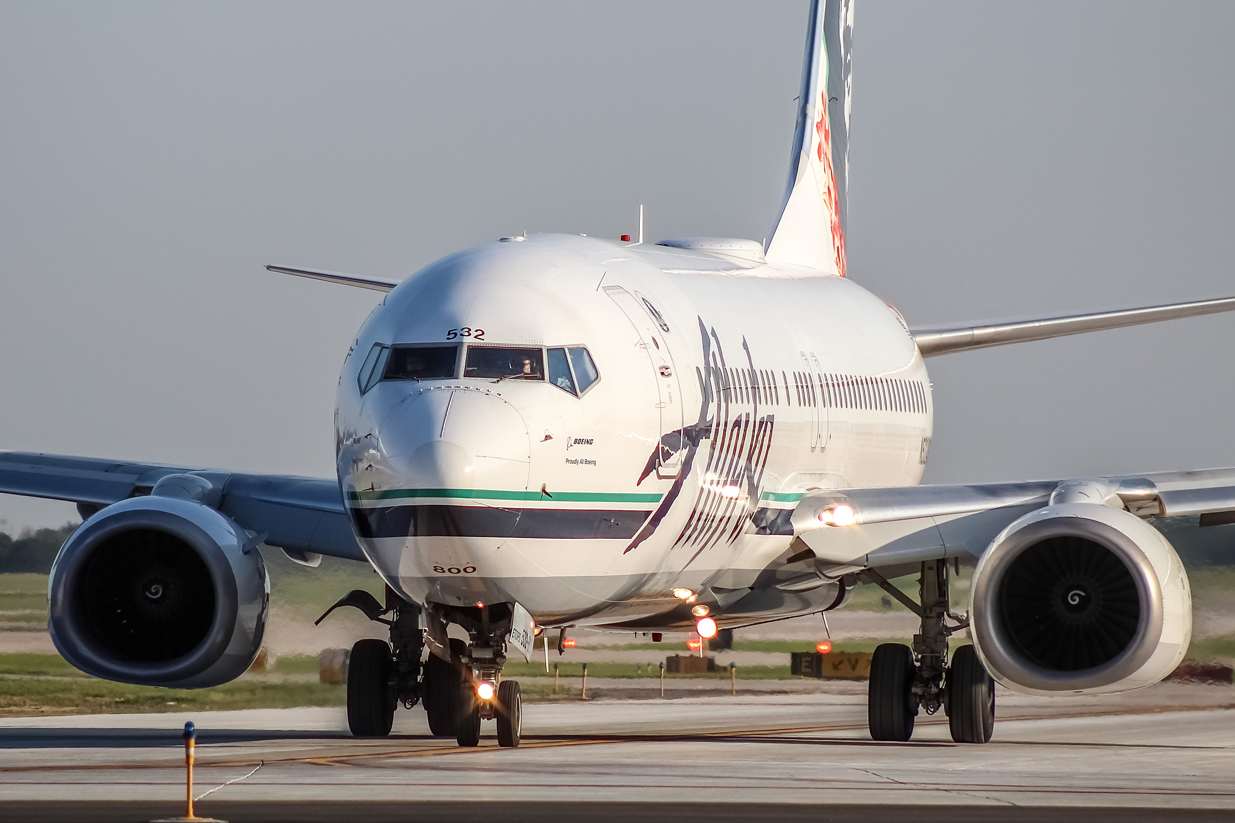 Full size: Alaska Airlines Boeing 737-800 N532AS at General Mitchell International Airport