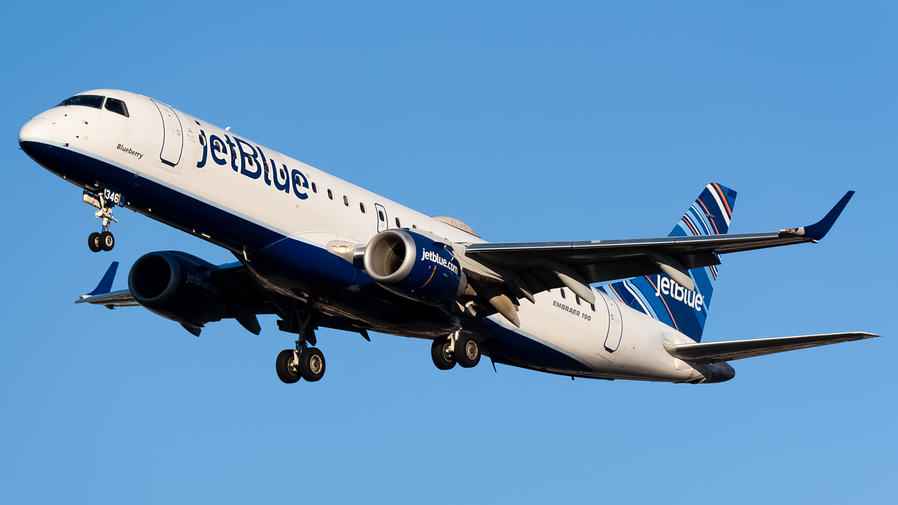 Full size: JetBlue Airways Embraer E190 N346JB at Savannah/Hilton Head International Airport