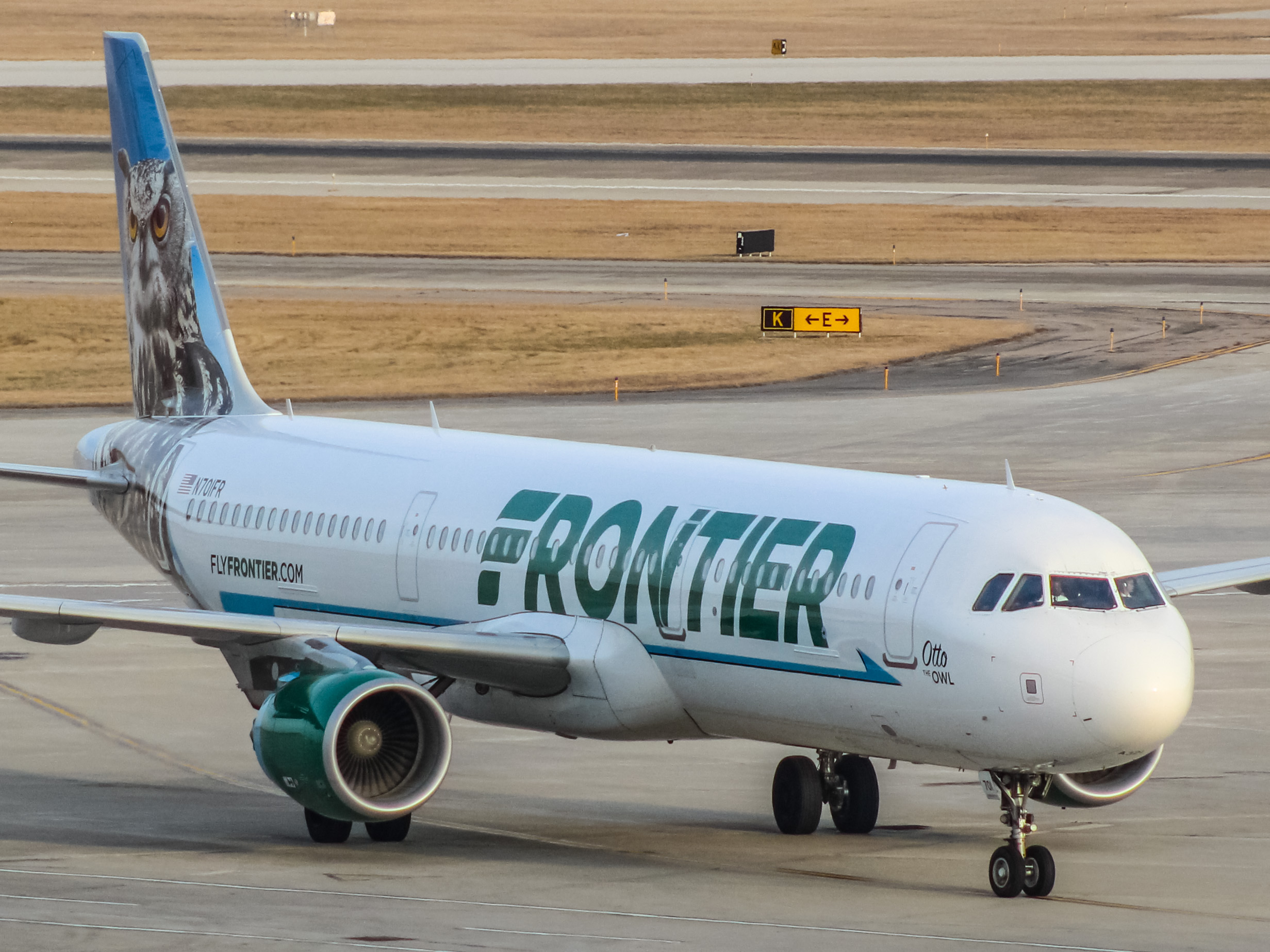 Full size: Frontier Airlines Airbus A321 N701FR at General Mitchell International Airport