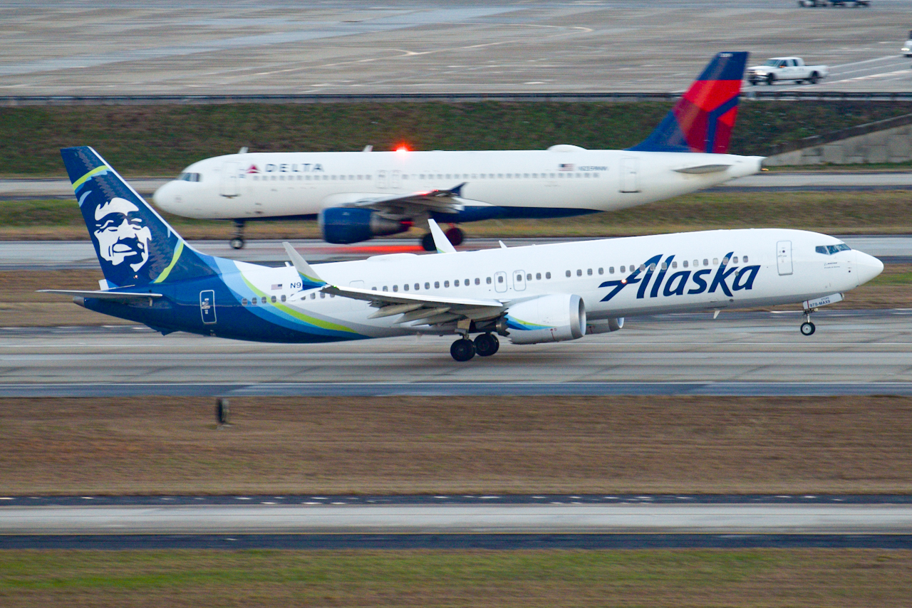 Full size: Alaska Airlines Boeing 737 MAX 9 N978AK at Hartsfield-Jackson Atlanta International Airport