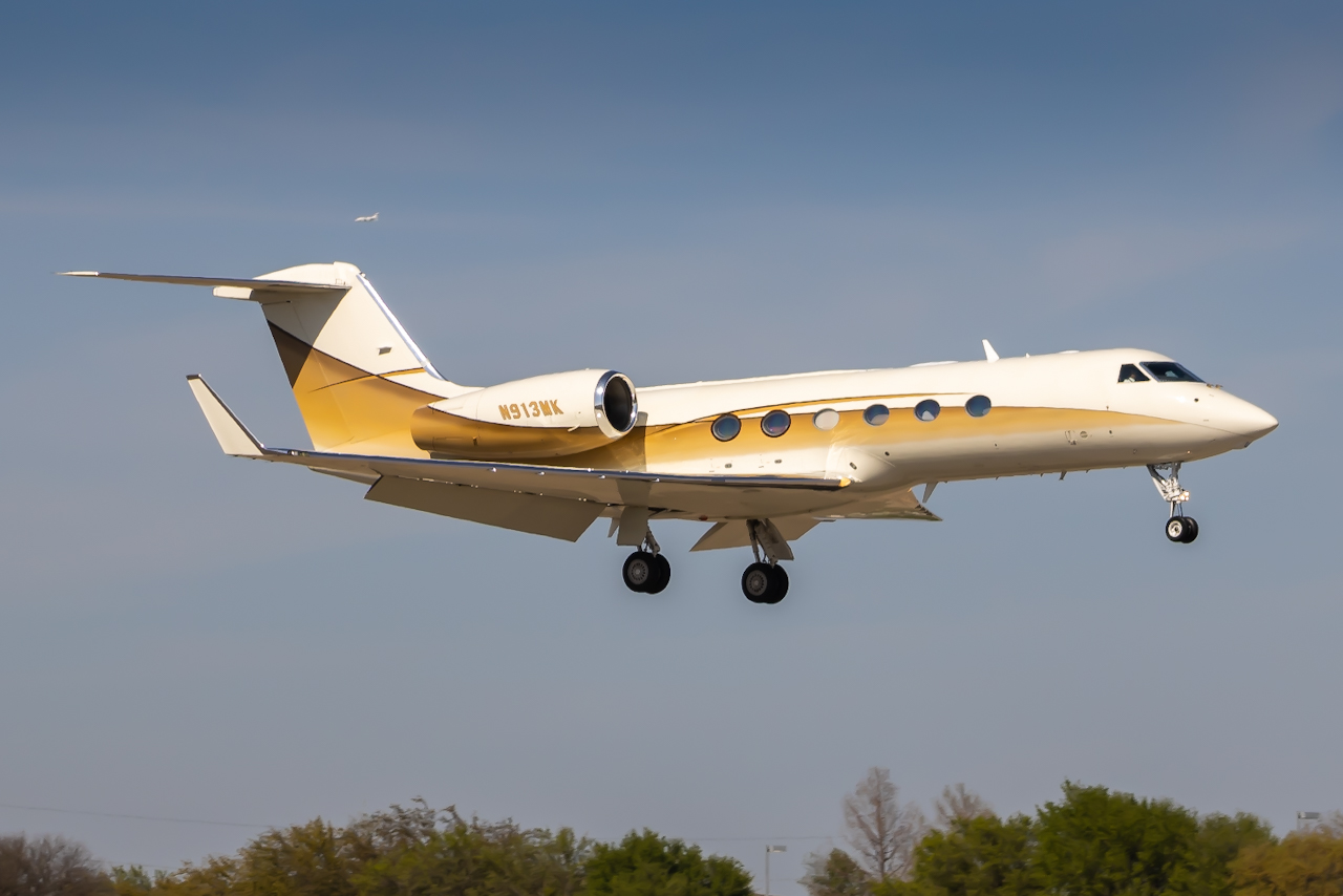Full size: PRIVATE Gulfstream G450 N913MK at Addison Airport