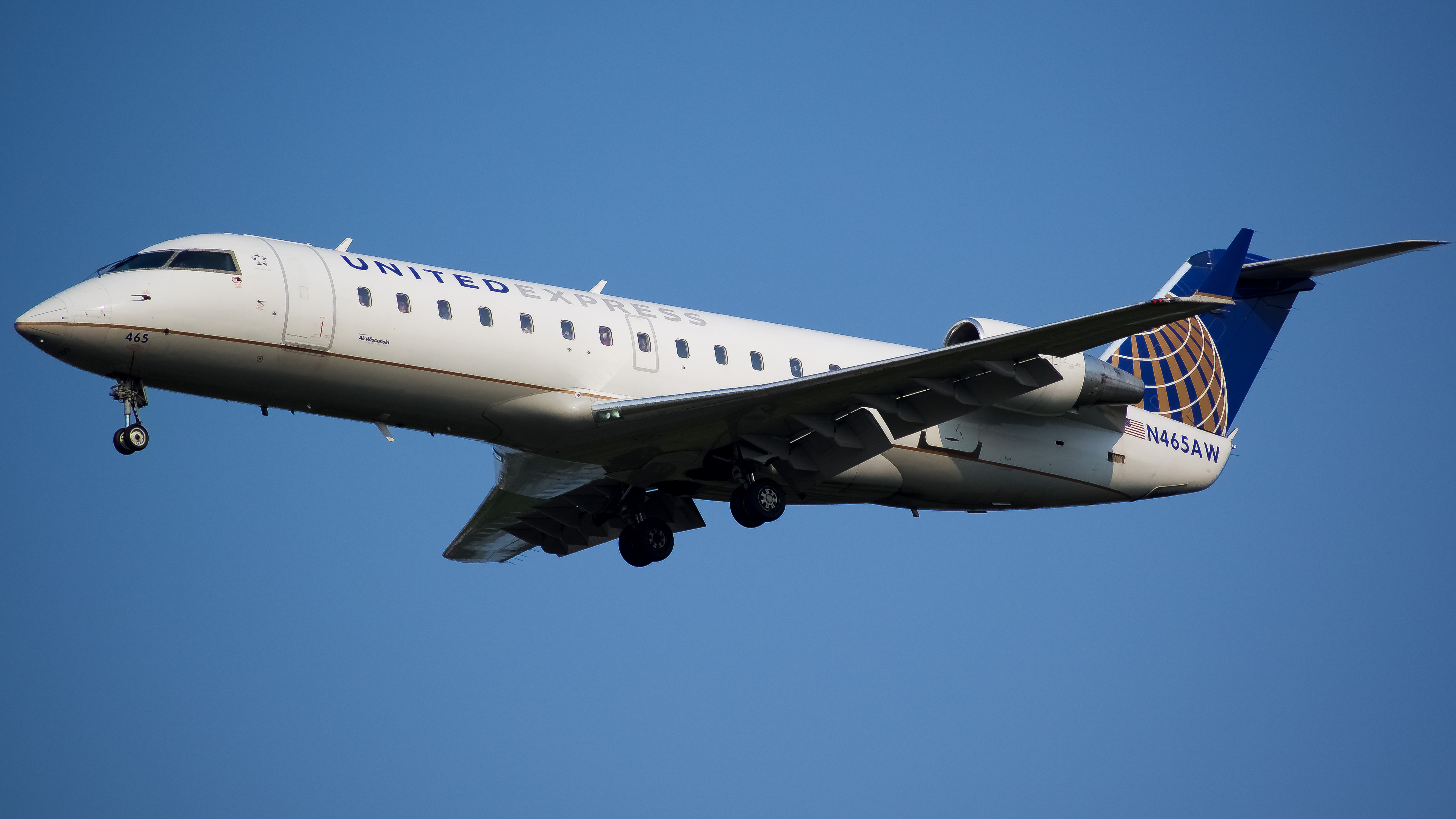 Full size: United Express Mitsubishi CRJ-200 N465AW at Washington Dulles International Airport