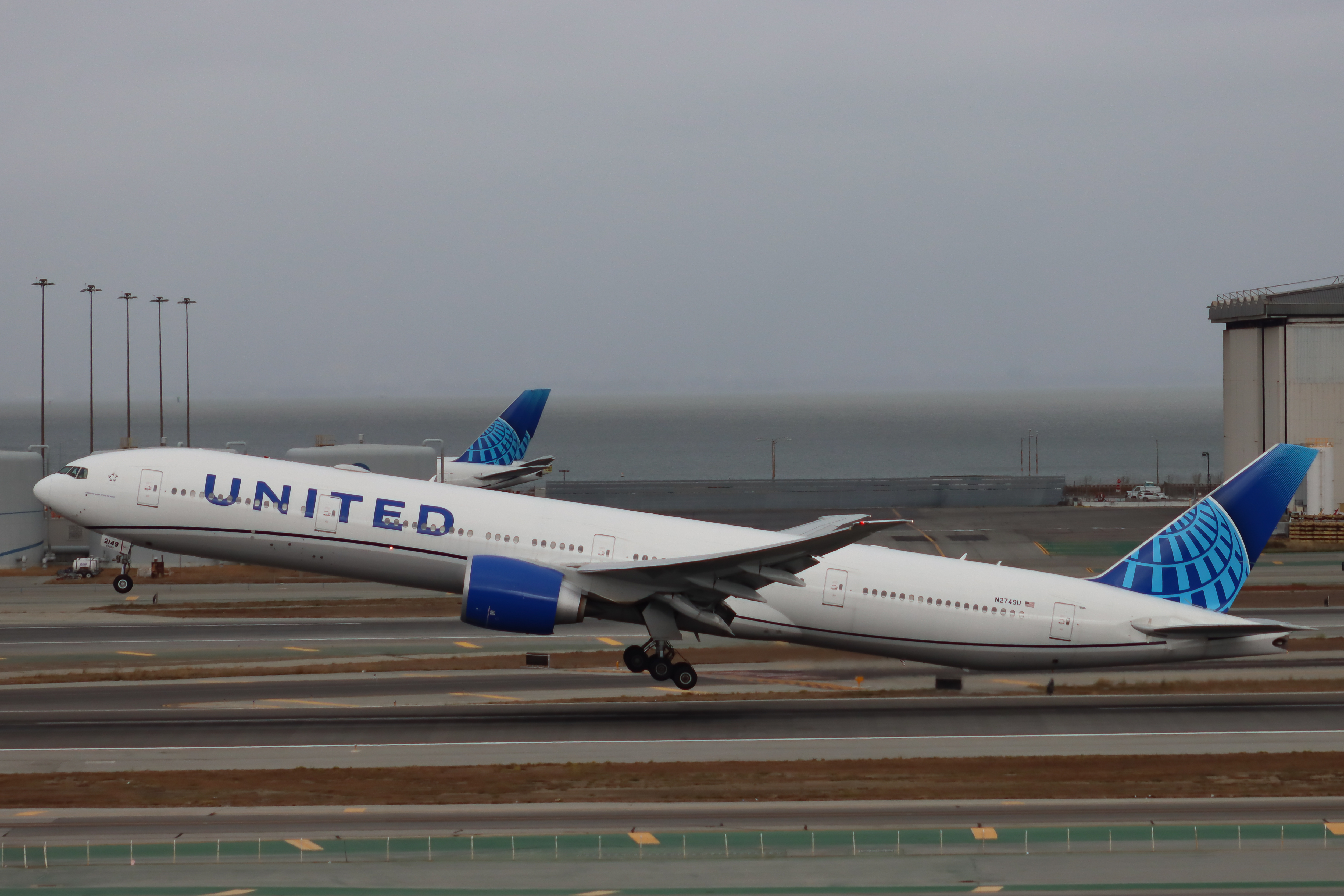 Full size: United Airlines Boeing 777-300ER N2749U at San Francisco International Airport