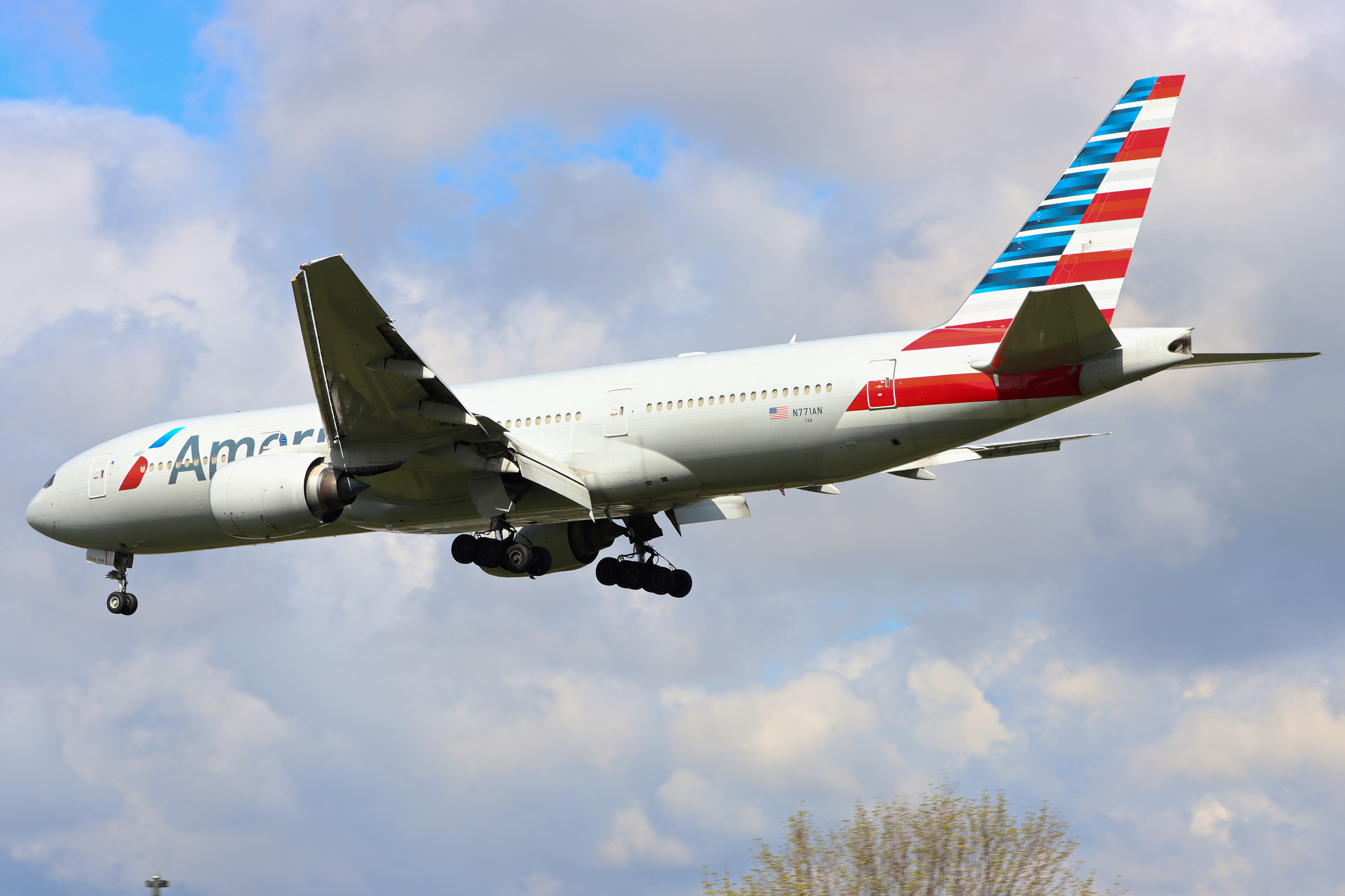 Full size: American Airlines Boeing 777-200ER N771AN at London Heathrow International Airport