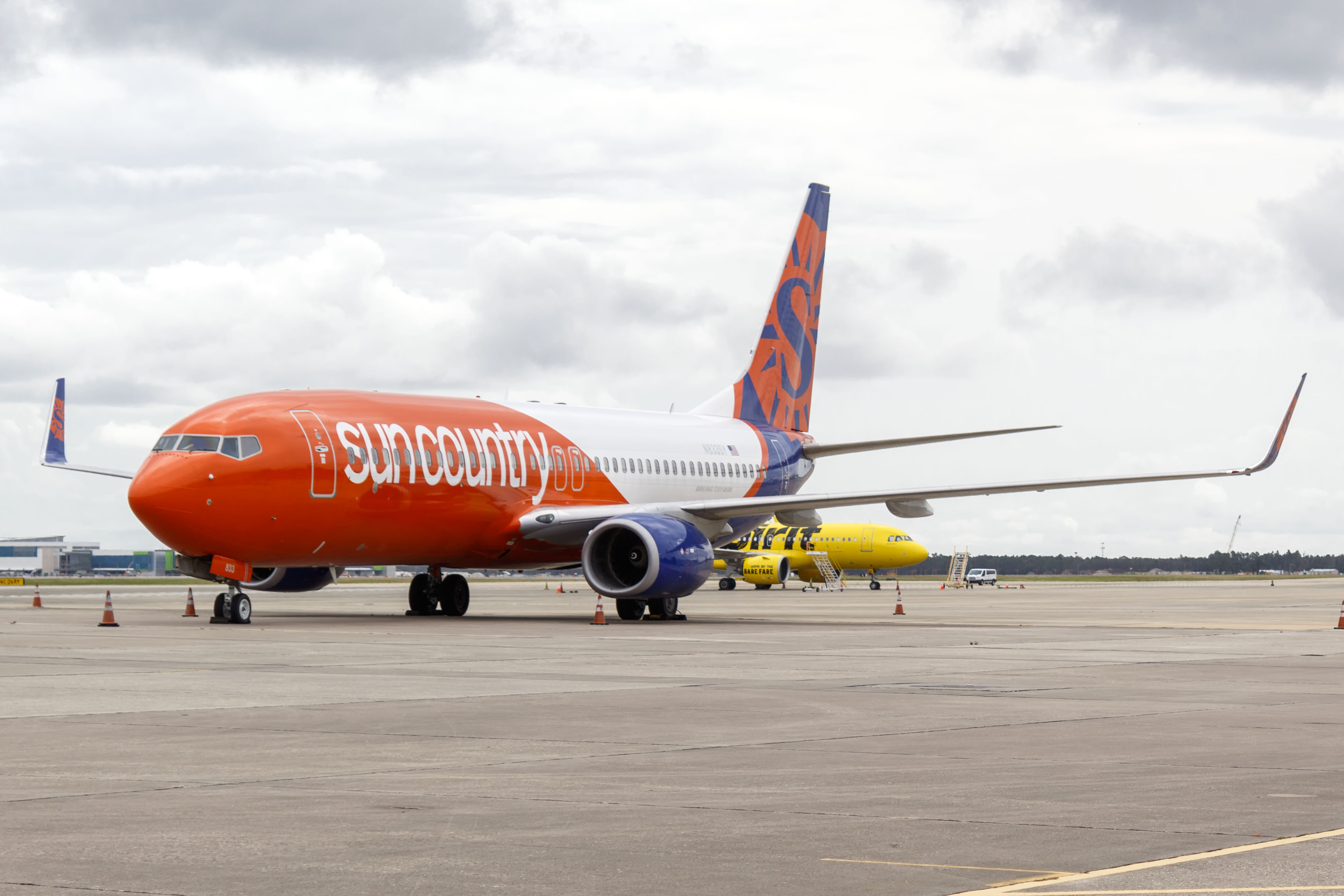 Full size: Sun Country Airlines Boeing 737-800 N833SY at Orlando International Airport