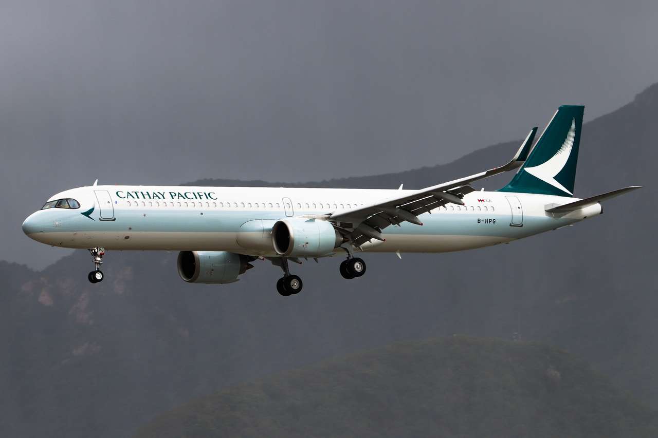 Full size: Cathay Pacific Airbus A321NEO B-HPG at Hong Kong International Airport