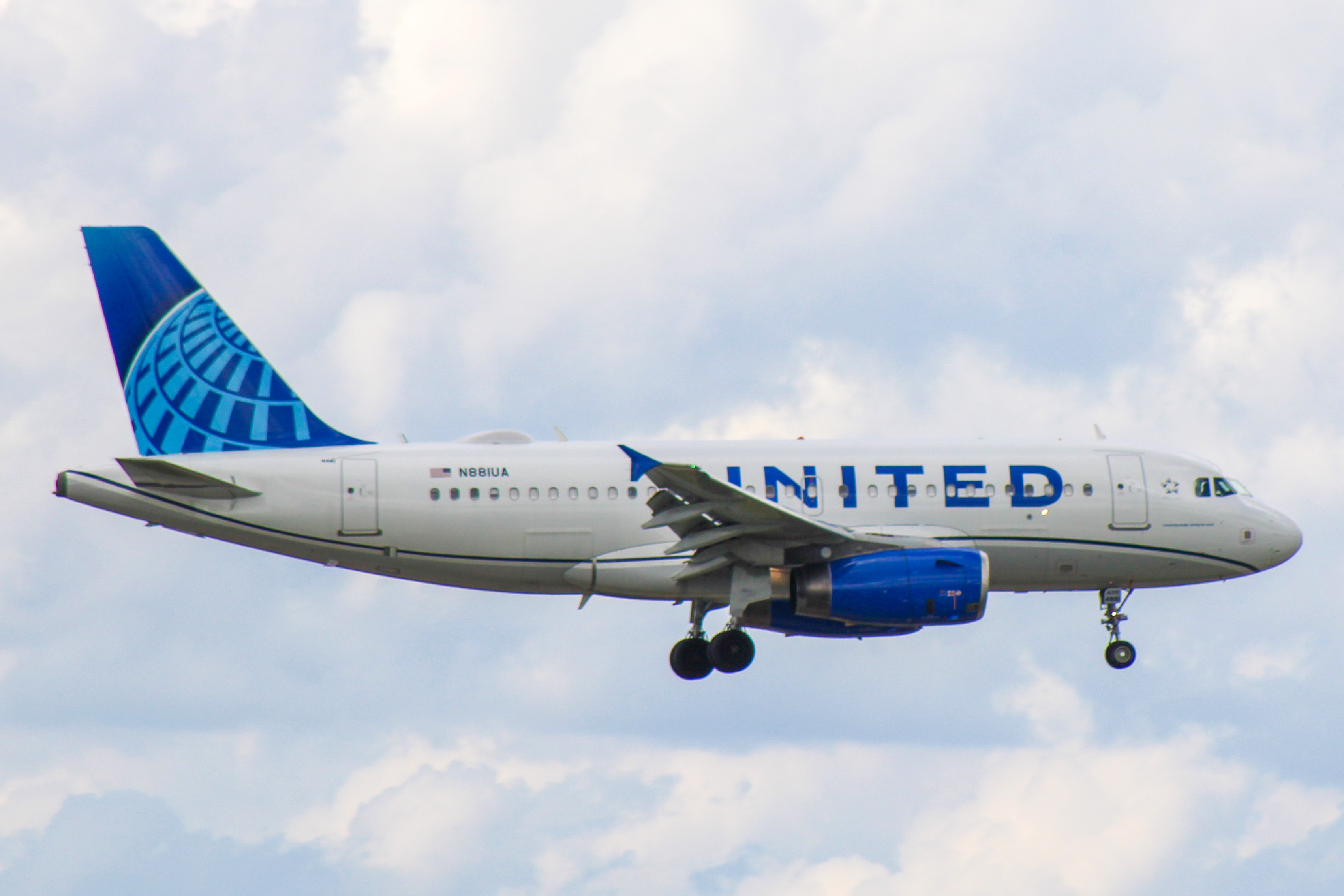 Full size: United Airlines Airbus A319 N881UA at Hartsfield-Jackson Atlanta International Airport