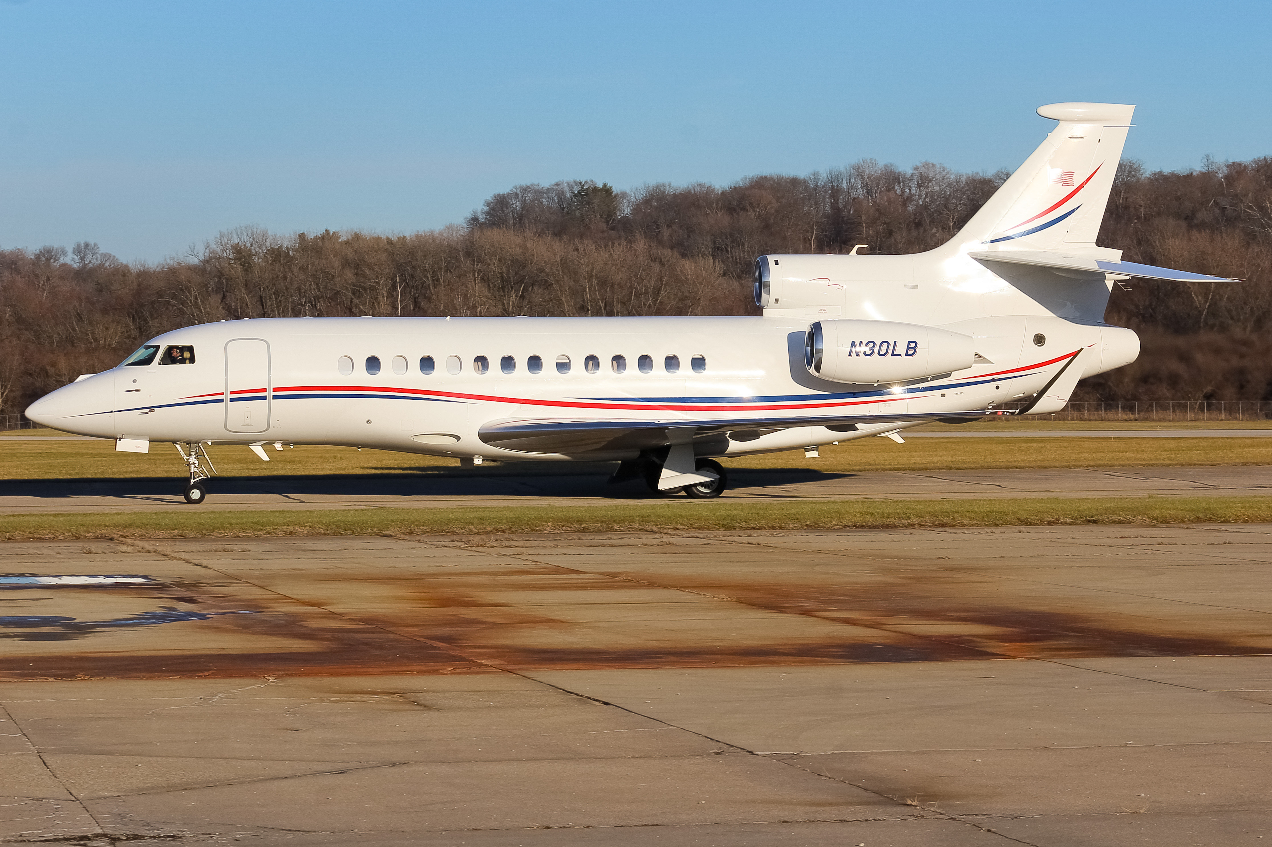 Full size: PRIVATE  Dassault Falcon 7X N30LB at Cincinnati Municipal Airport/Lunken Field