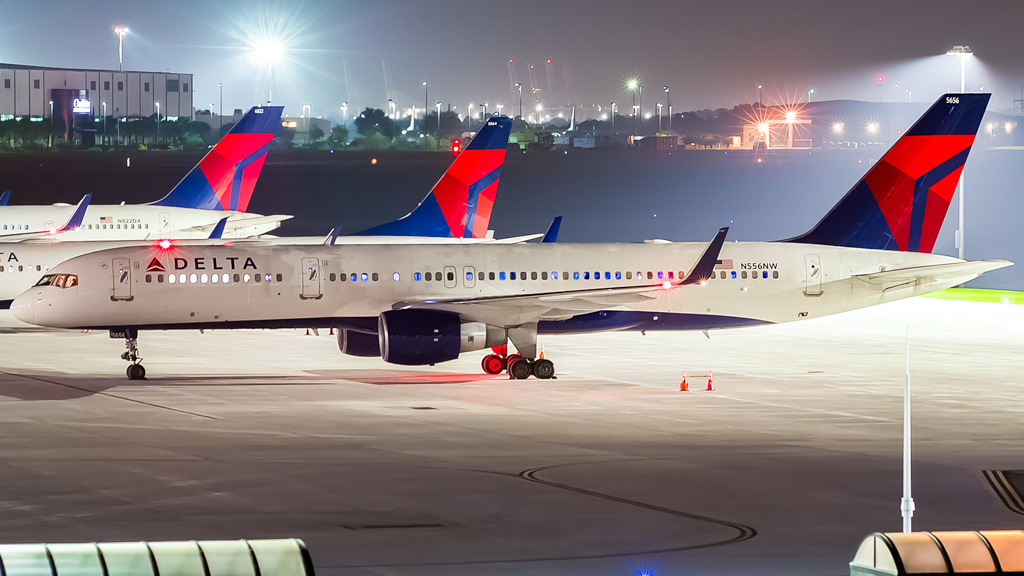 Full size: Delta Airlines Boeing 757-200 N556NW  at Savannah/Hilton Head International Airport