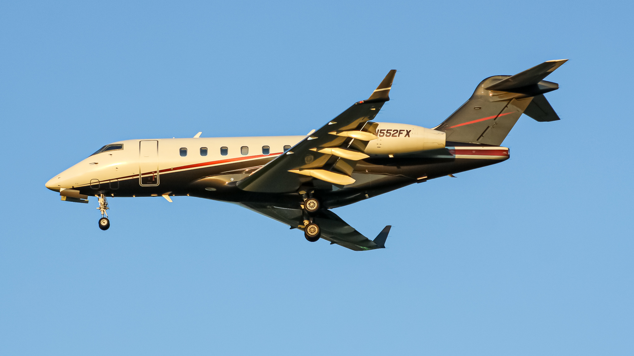 Full size: FlexJet Bombardier Challenger 300  N552FX at Washington Dulles International Airport