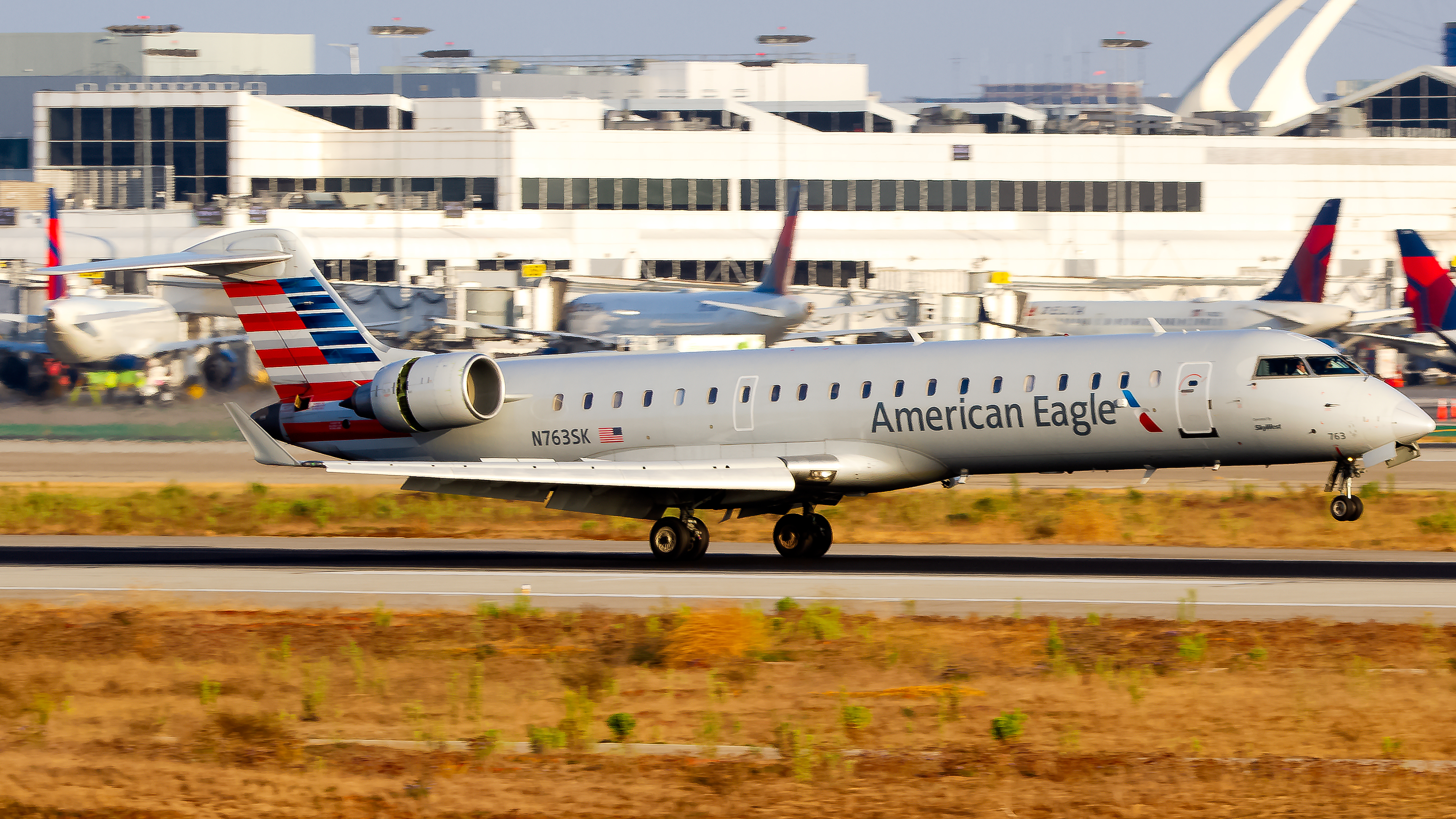 Full size: American Eagle Mitsubishi CRJ-700 N763SK at Los Angeles International Airport