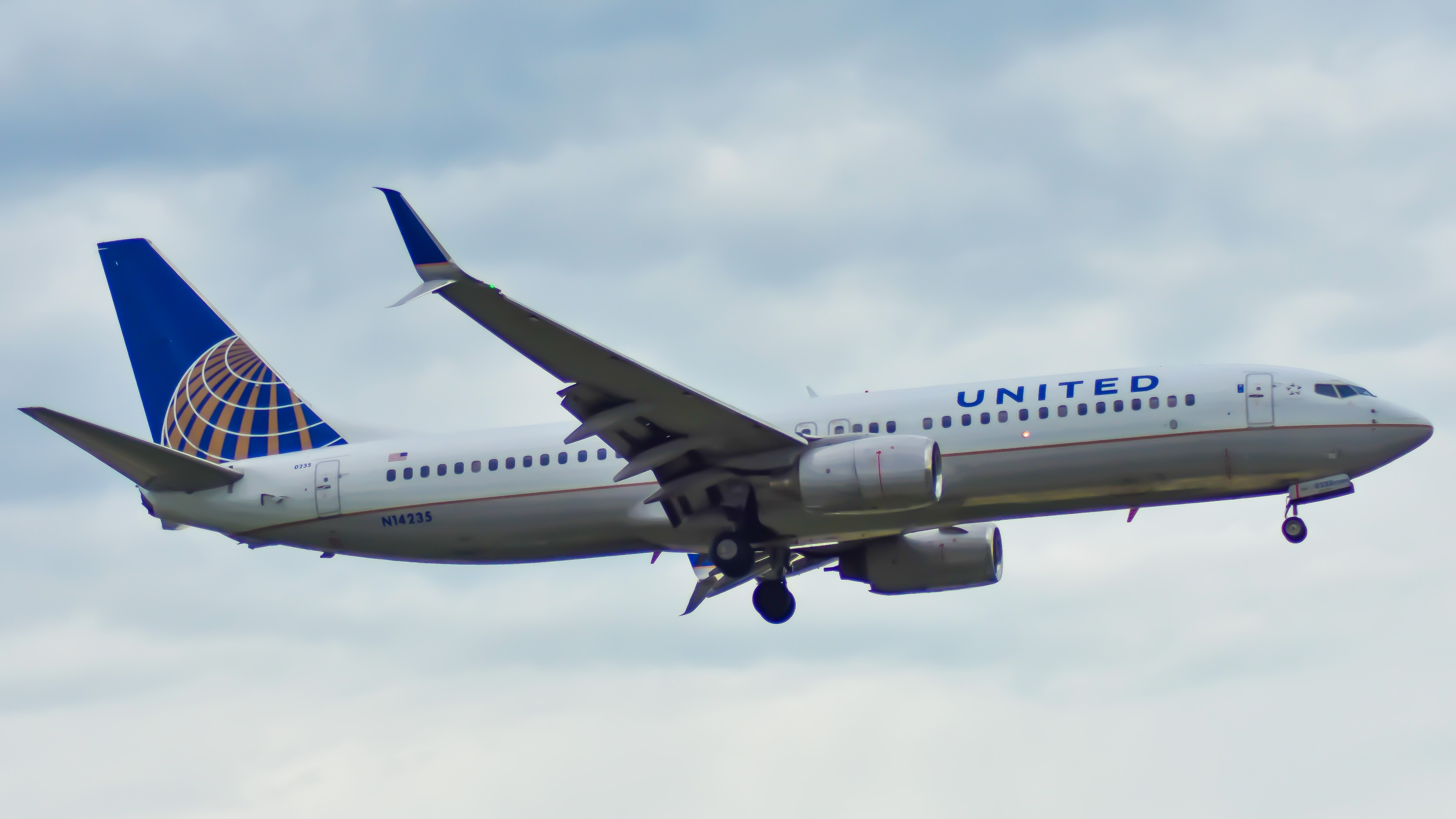 Full size: United Airlines Boeing 737-800 N14235 at Chicago O'Hare International Airport