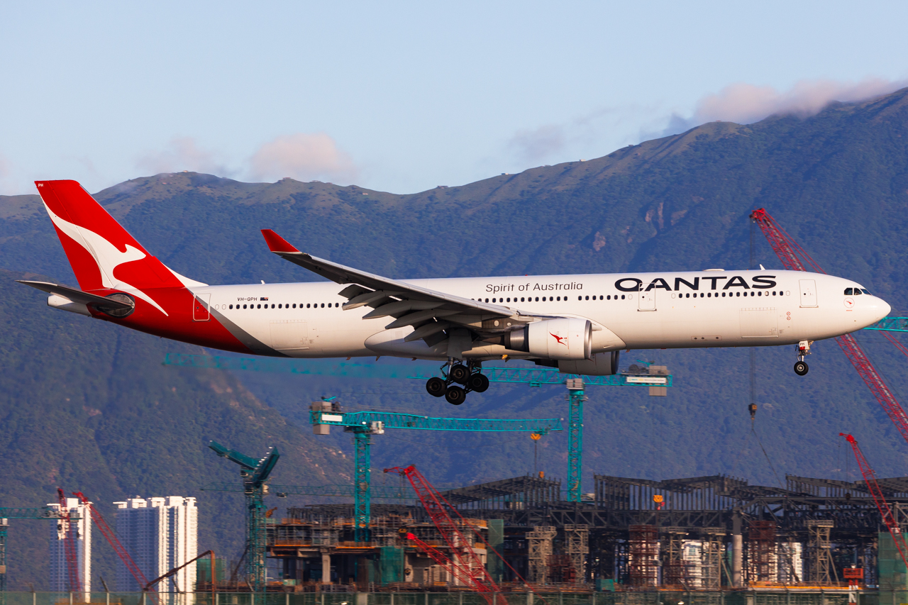 Full size: Qantas Airways Airbus A330-300 VH-QPH at Hong Kong International Airport