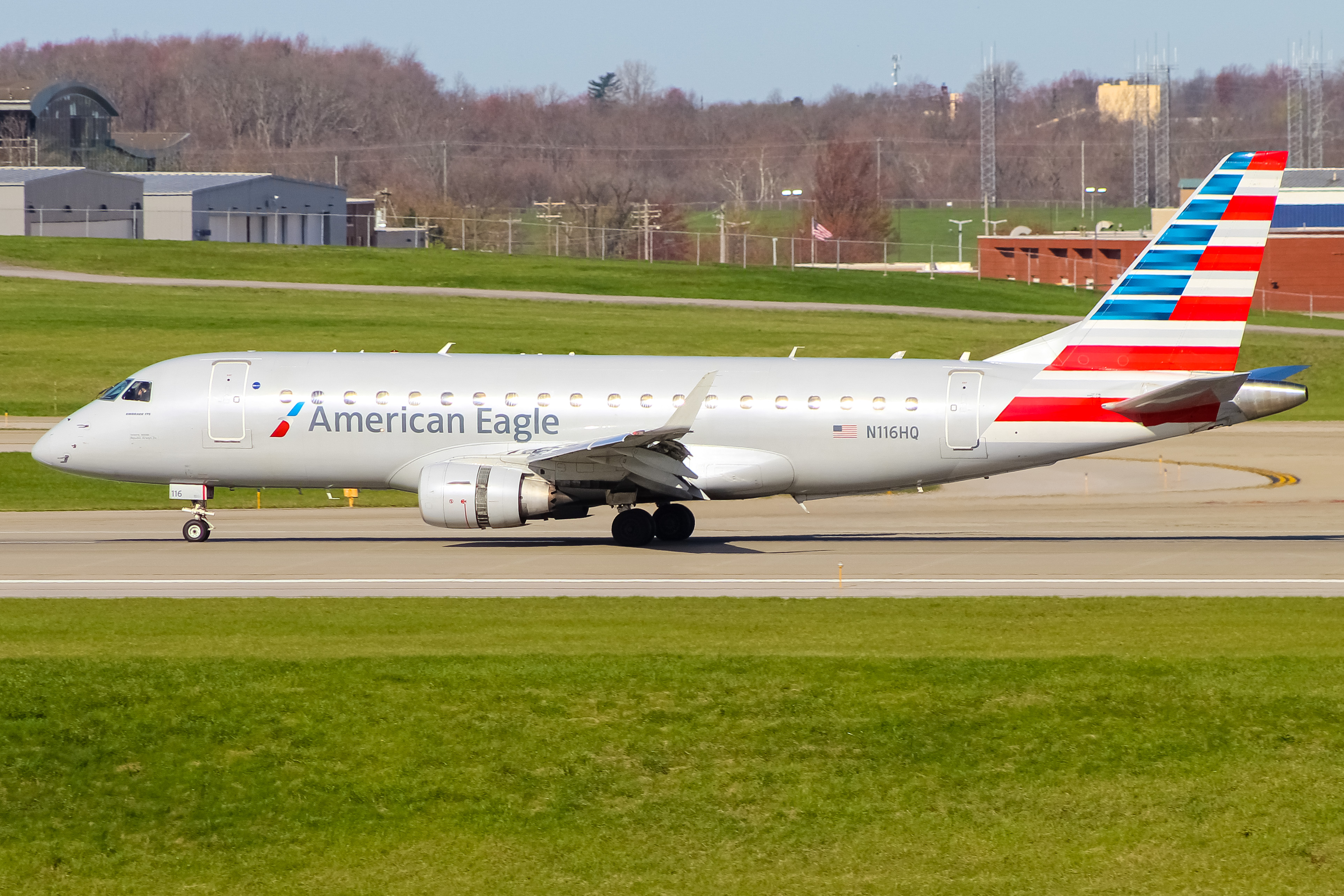 Full size: American Eagle Embraer E175 N116HQ at Cincinnati/Northern Kentucky International Airport