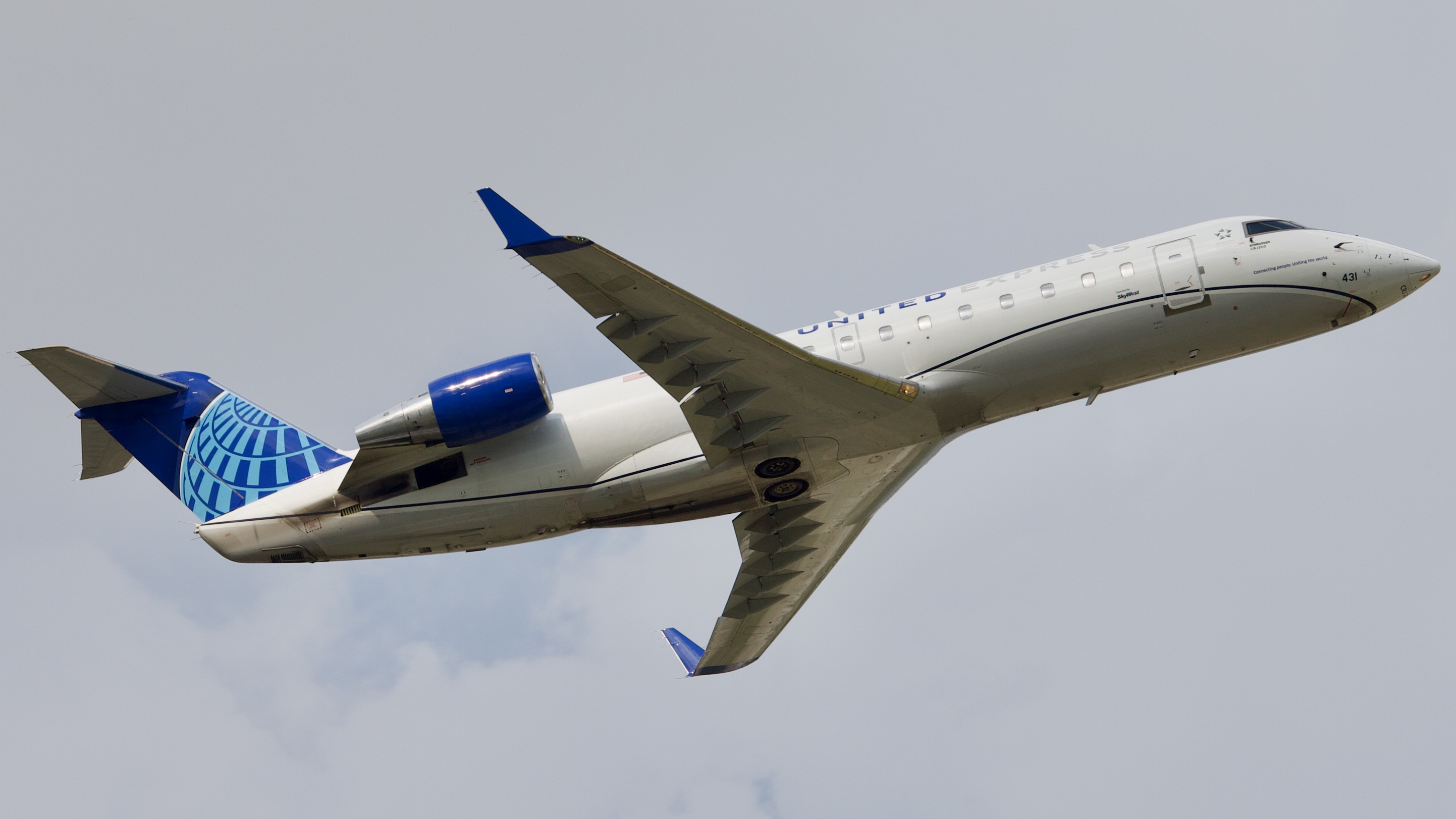 Full size: United Express Mitsubishi CRJ-200 N431SW at Houston-George Bush Intercontinental Airport