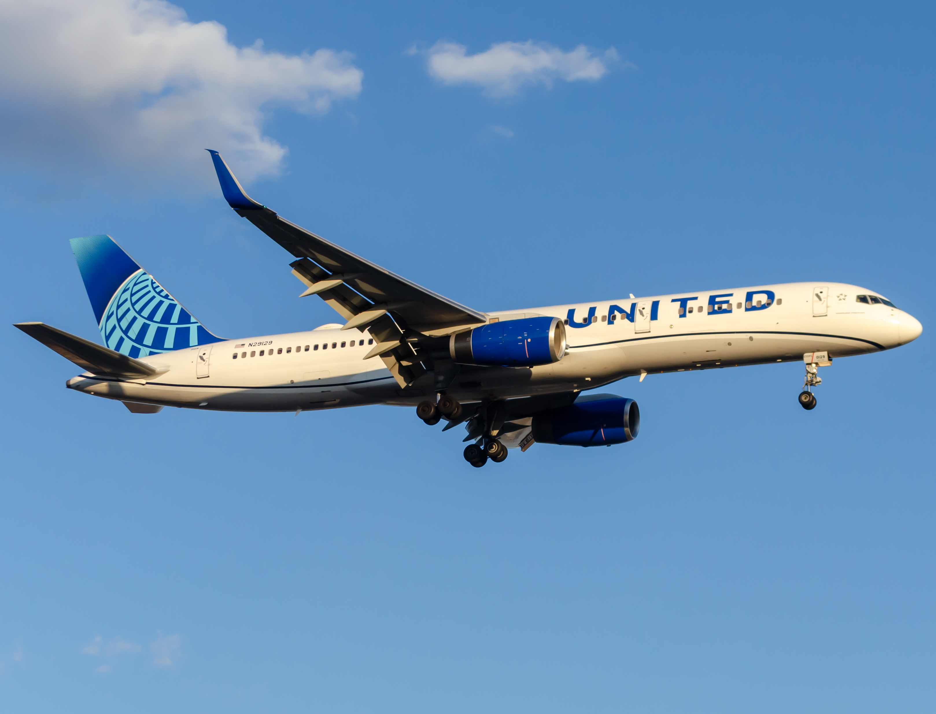 Full size: United Airlines Boeing 757-200 N29129 at Newark Liberty International Airport