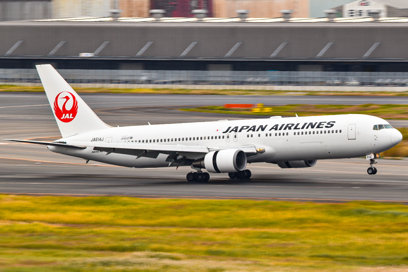 Full size: Japan Airlines Boeing 767-300ER JA614J at Tokyo-Haneda Airport