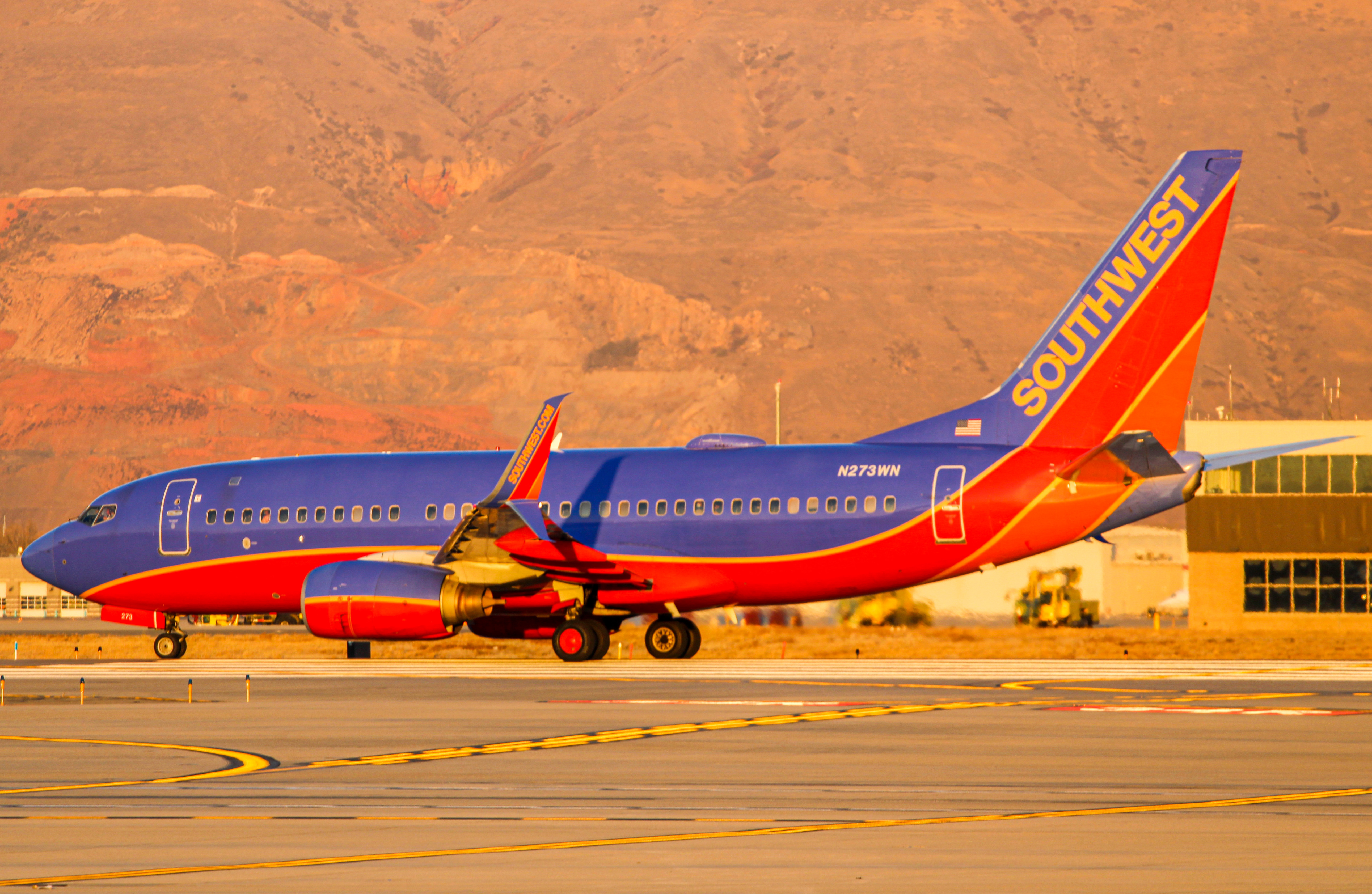 Full size: Southwest Airlines Boeing 737-700 N273WN at Salt Lake City International Airport