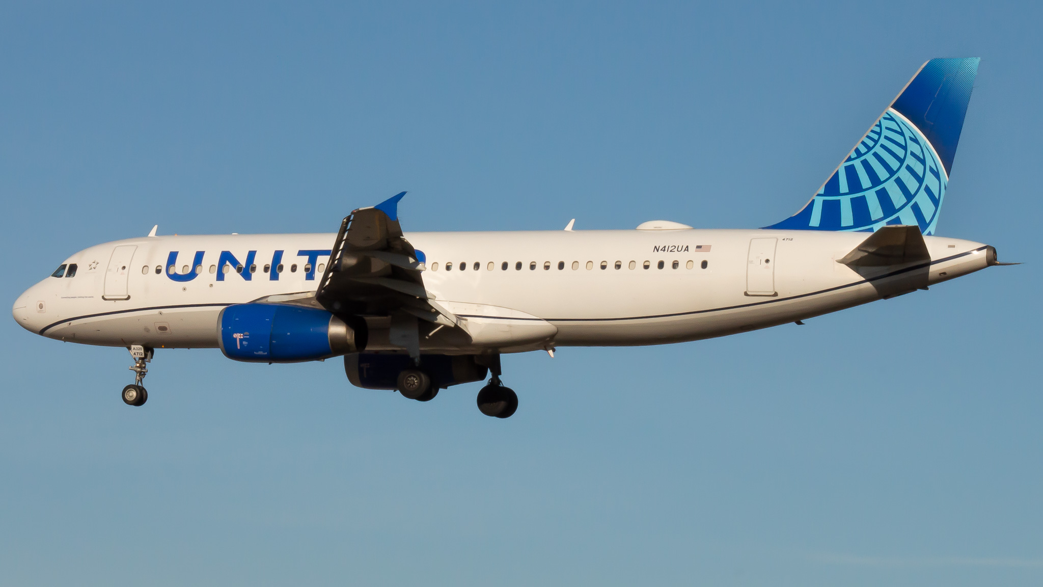 Full size: United Airlines Airbus A320 N412UA at Baltimore/Washington International Thurgood Marshall Airport
