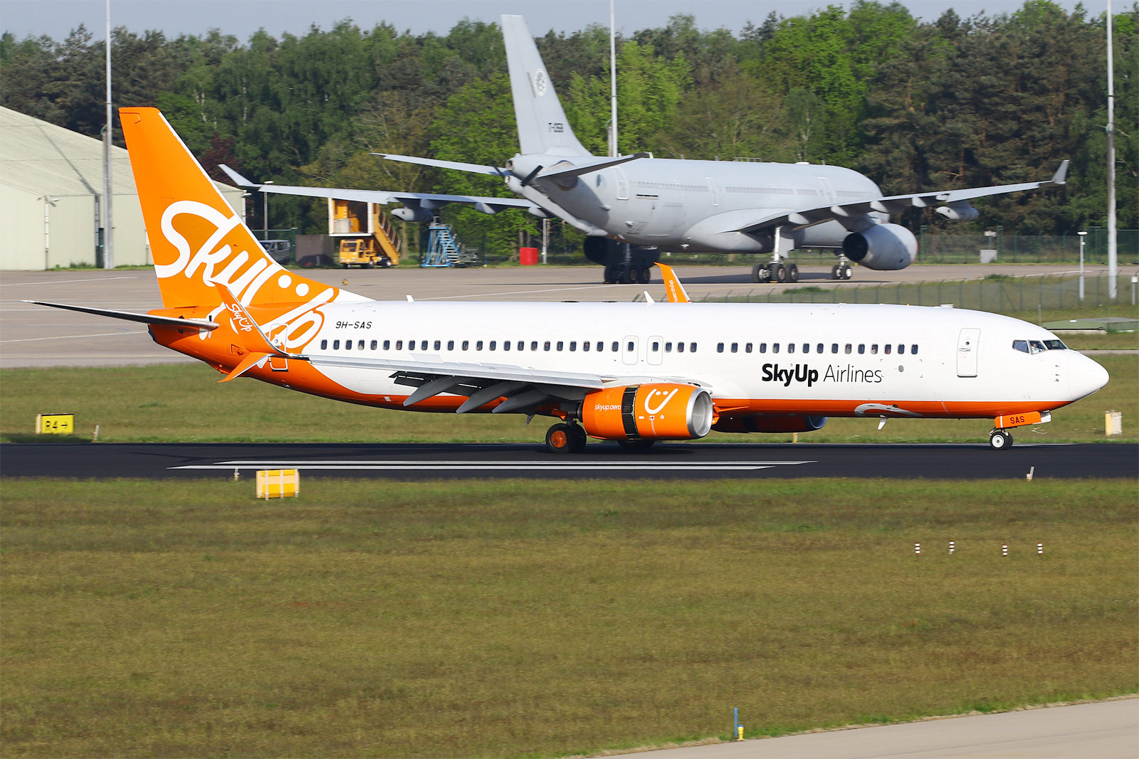Full size: SkyUp Boeing 737-800 9H-SAS at Eindhoven Airport