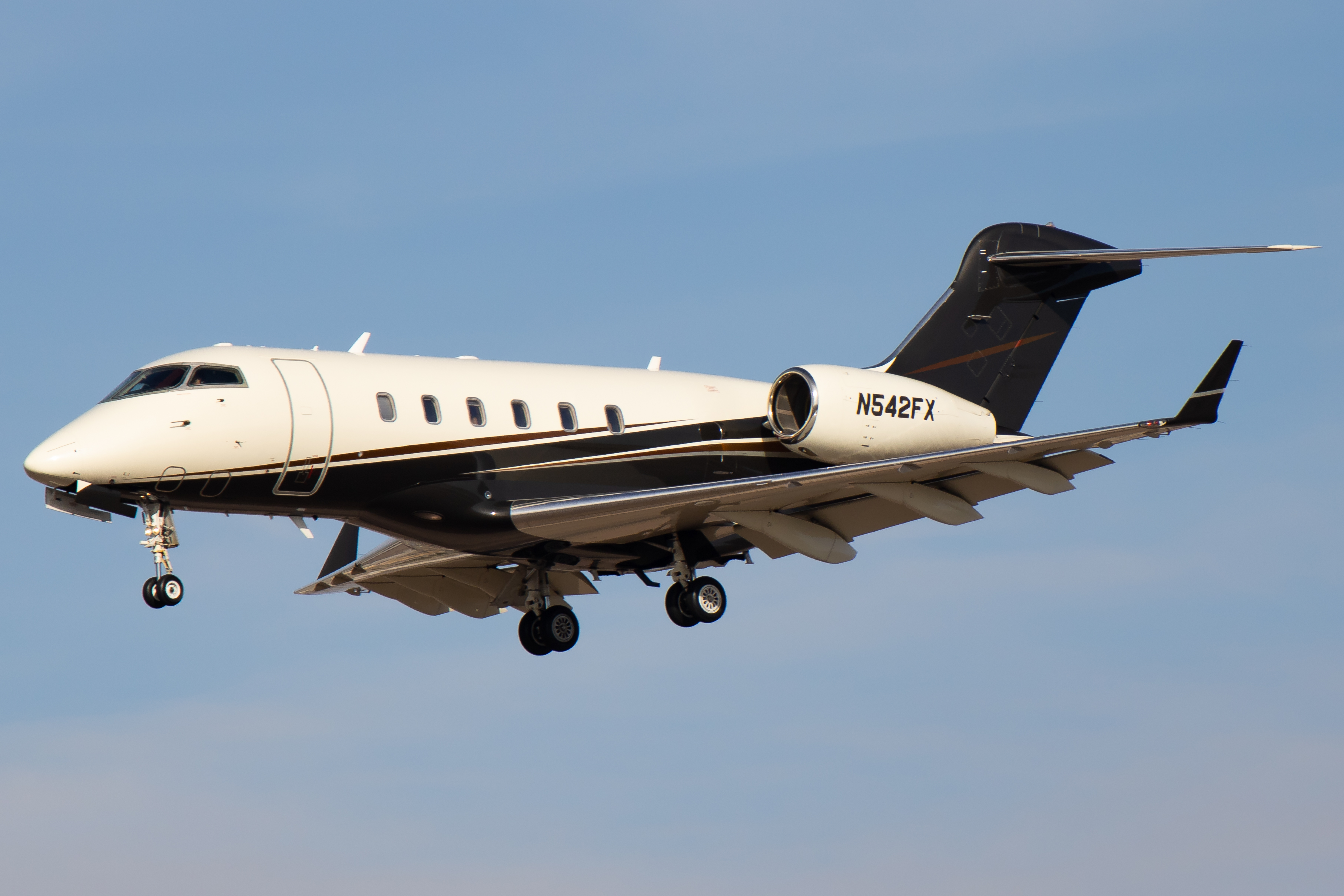 Full size: FlexJet Bombardier Challenger 300  N542FX at Phoenix Sky Harbor International Airport