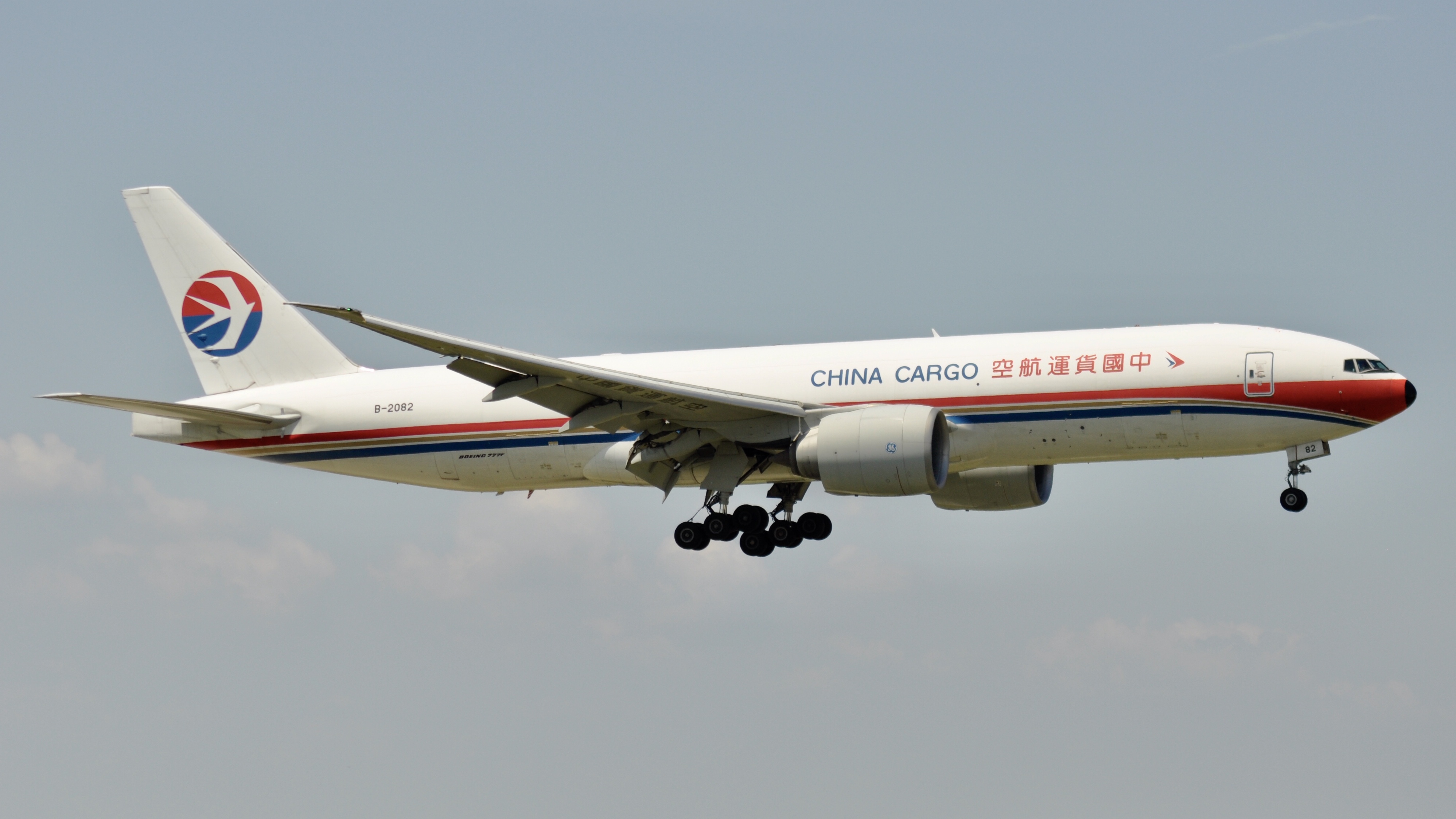 Full size: China Cargo Airlines Boeing 777-F B-2082 at Chicago O'Hare International Airport