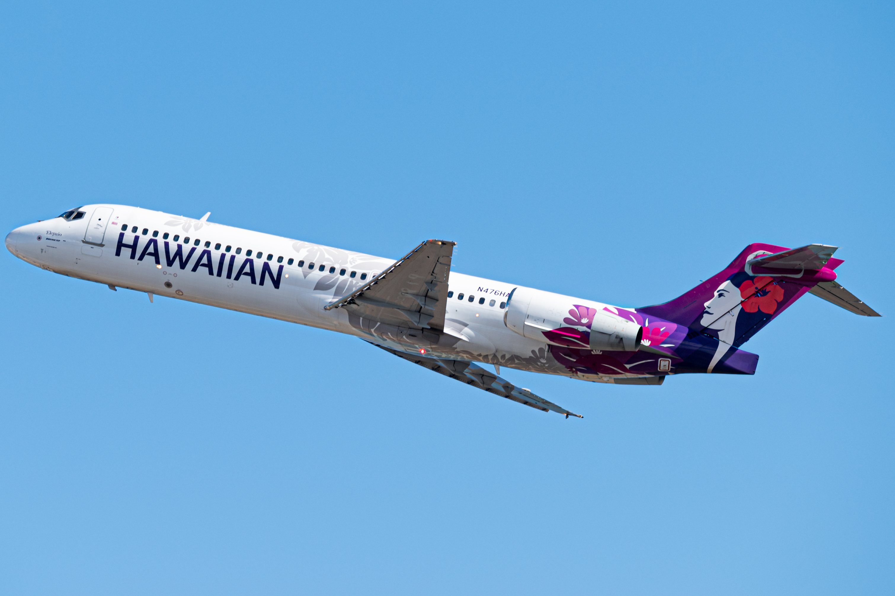 Full size: Hawaiian Airlines Boeing 717-200 N476HA at Daniel K Inouye International Airport
