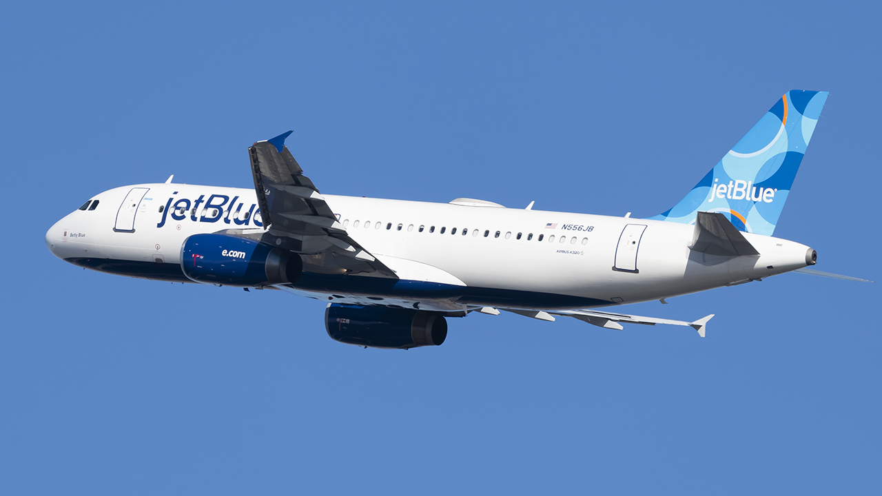 Full size: JetBlue Airways Airbus A320 N556JB at Ronald Reagan National Airport