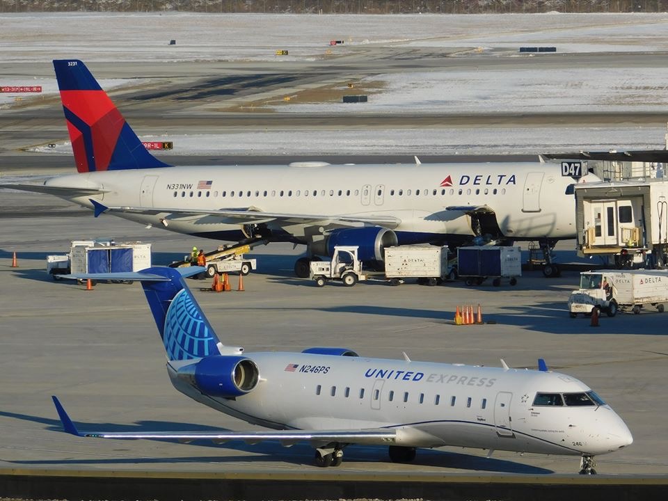 Full size: United Express Mitsubishi CRJ-200 N246PS at General Mitchell International Airport