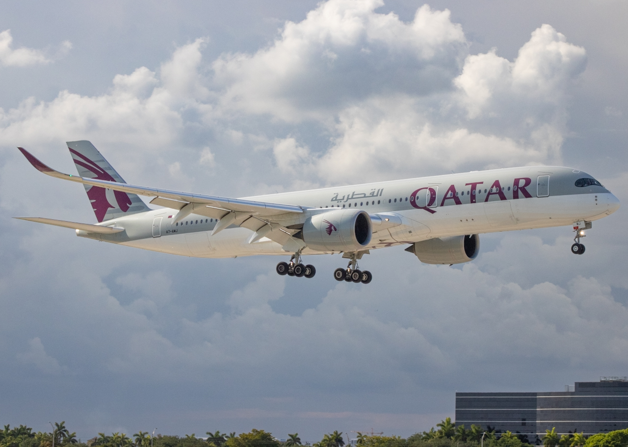 Full size: Qatar Airways Airbus A350-900 A7-AMJ at Miami International Airport