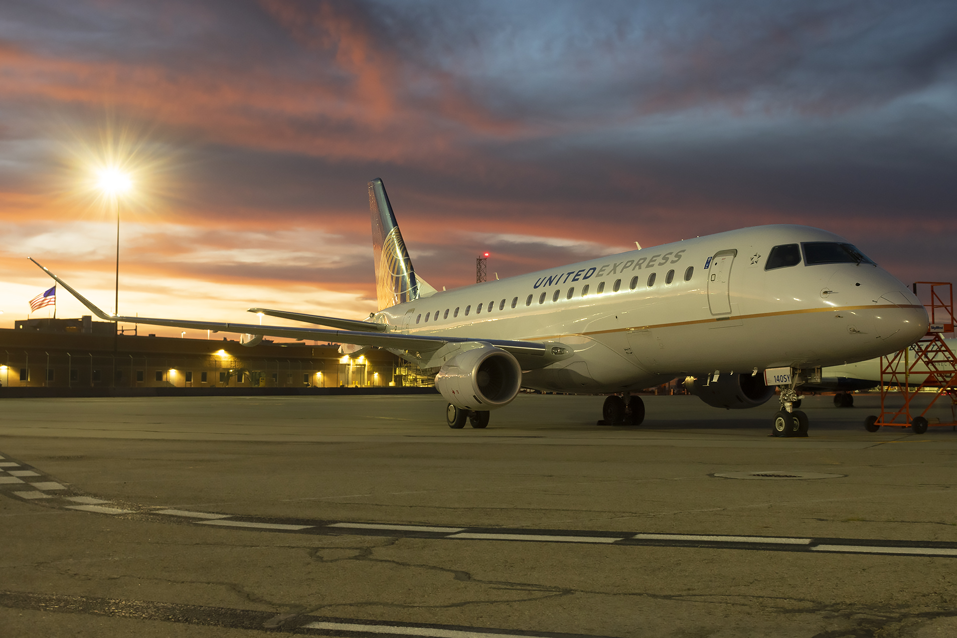 Full size: United Express Embraer E175 N140SY at Salt Lake City International Airport