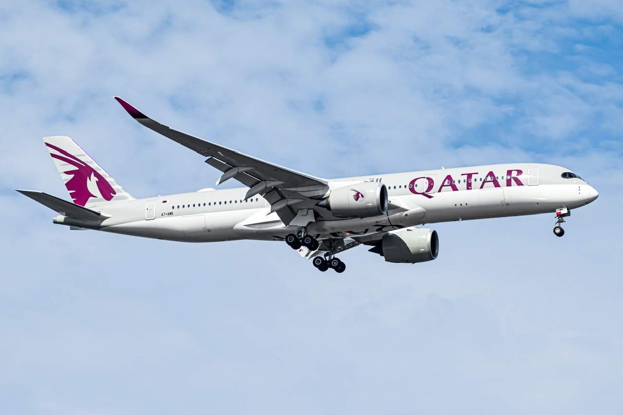 Full size: Qatar Airways Airbus A350-900 a7-amk at Singapore-Changi Airport