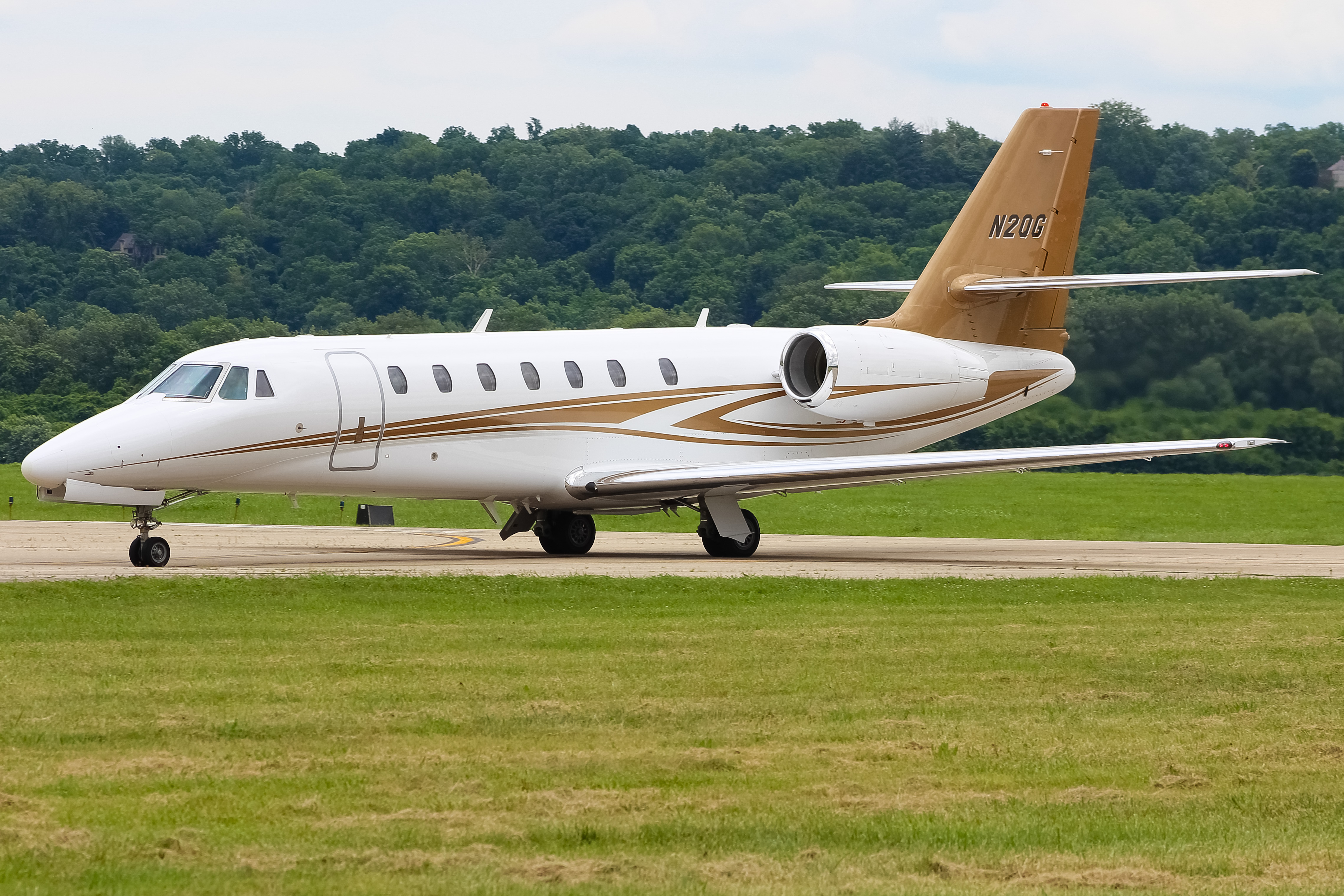 Full size: PRIVATE Cessna 680 Citation Sovereign  N2QG at Cincinnati Municipal Airport/Lunken Field