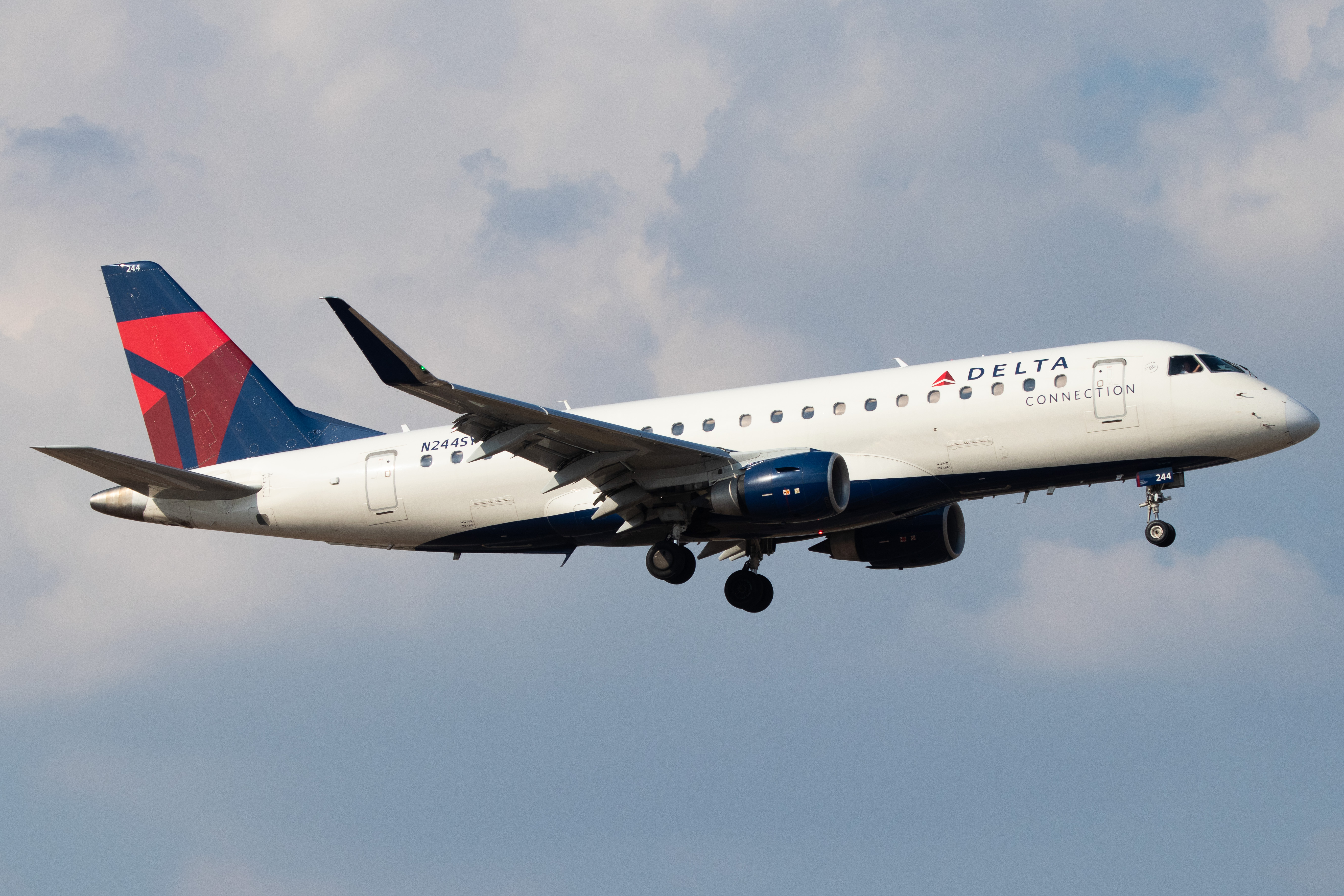 Full size: Delta Connection Embraer E175 N244SY at San Antonio International Airport