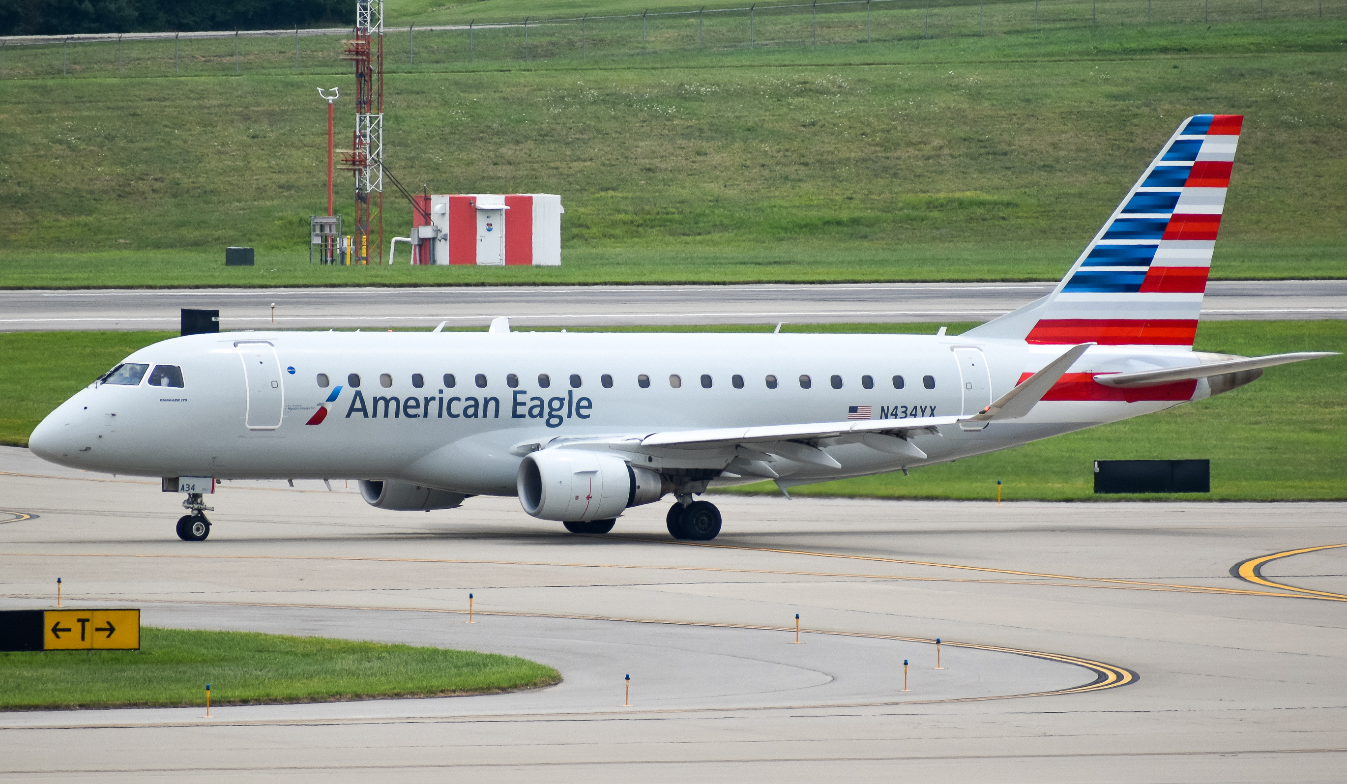 Full size: Republic Airways Embraer E175 N434YX at Cincinnati/Northern Kentucky International Airport