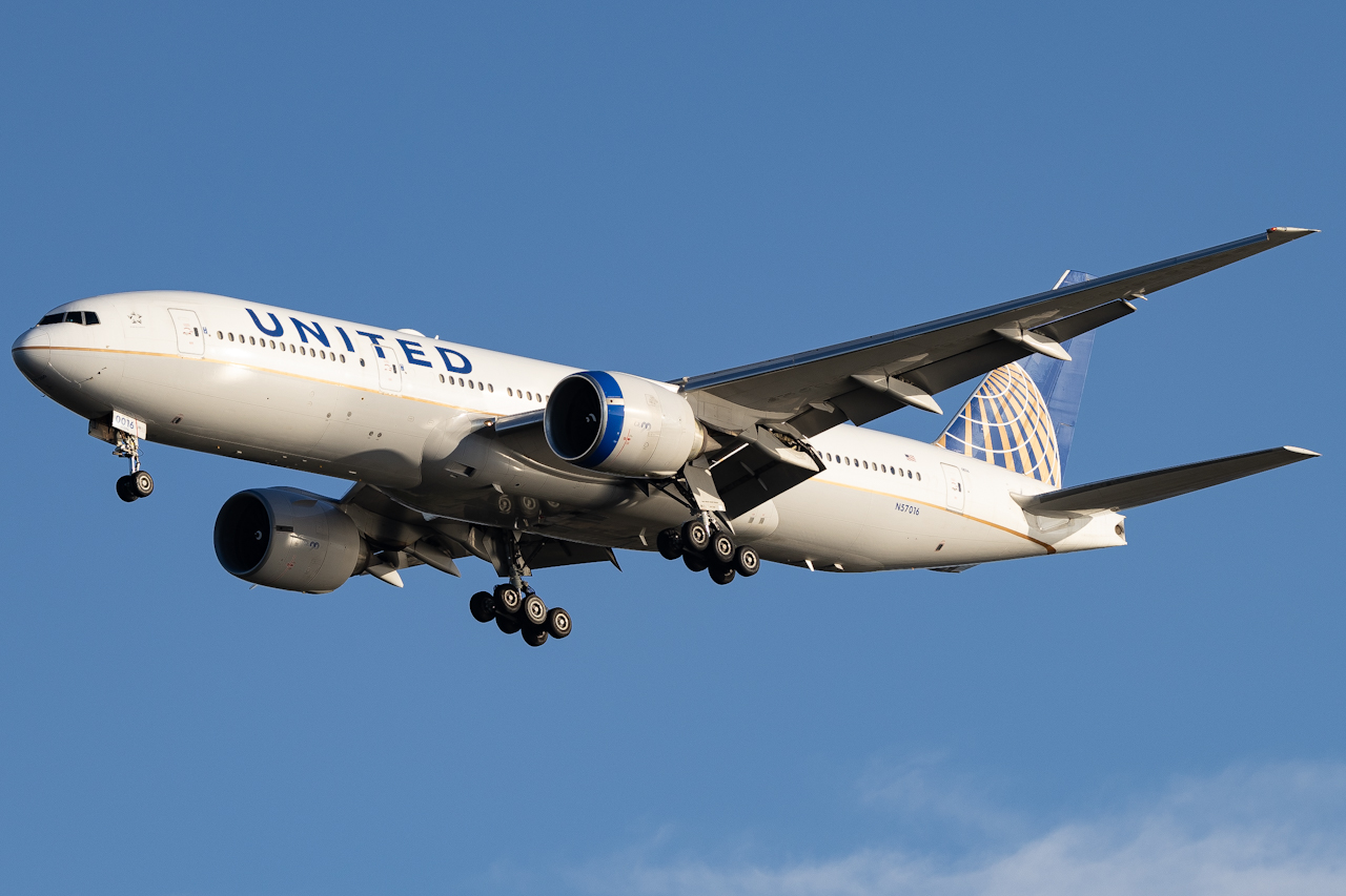 Full size: United Airlines Boeing 777-200ER N57016 at Tampa International Airport