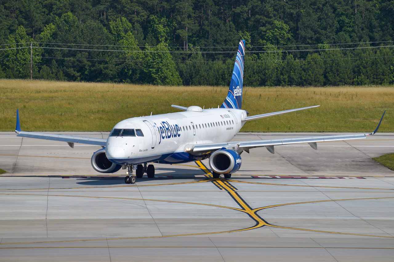 Full size: JetBlue Airways Embraer E190 N358JB at Raleigh-Durham International Airport